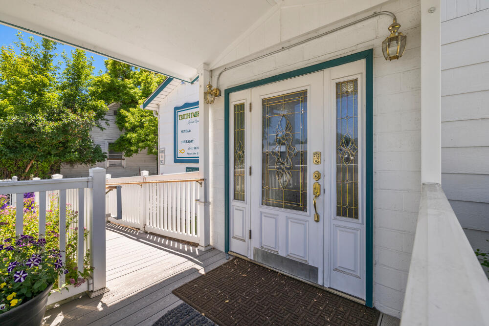 Property Photo: 1774 Arthur Street OR 97603