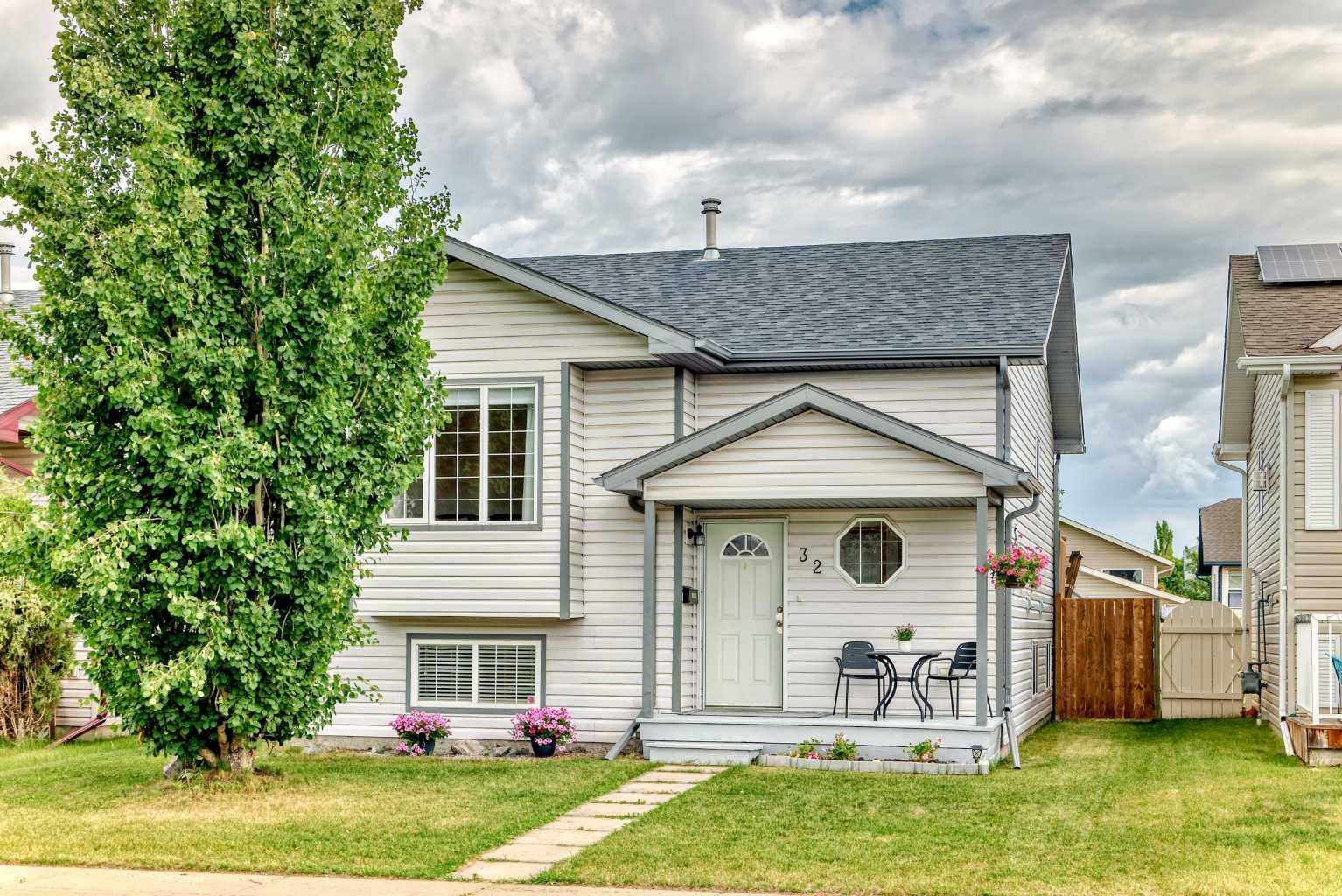 32 Dynes Street  Red Deer AB T4R 3C3 photo