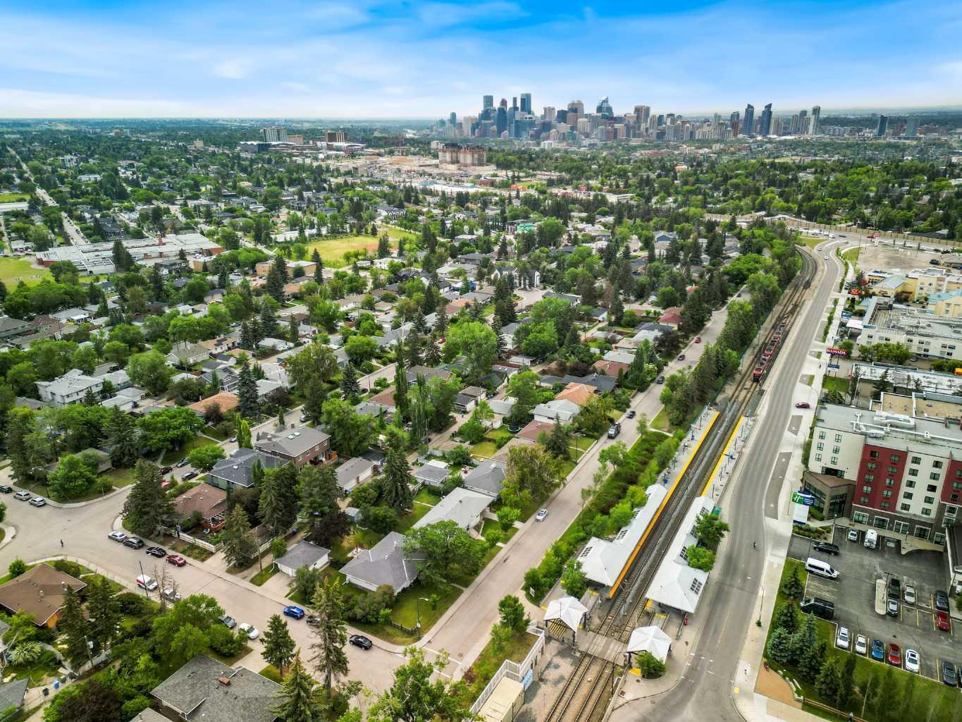 Property Photo: 2472 Capitol Hill Crescent NW AB T2M 4C2