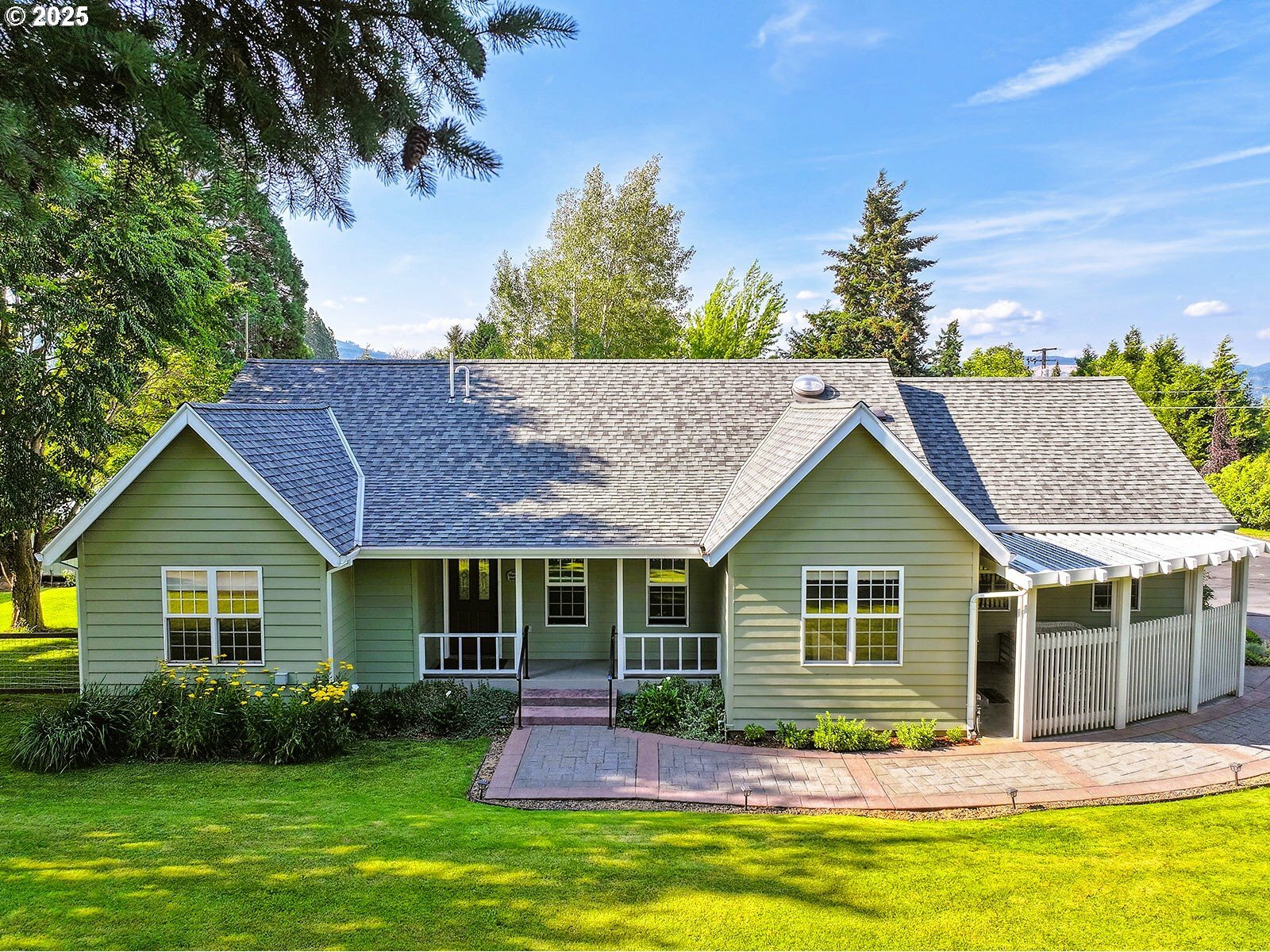Property Photo: 886 Alameda Rd OR 97031