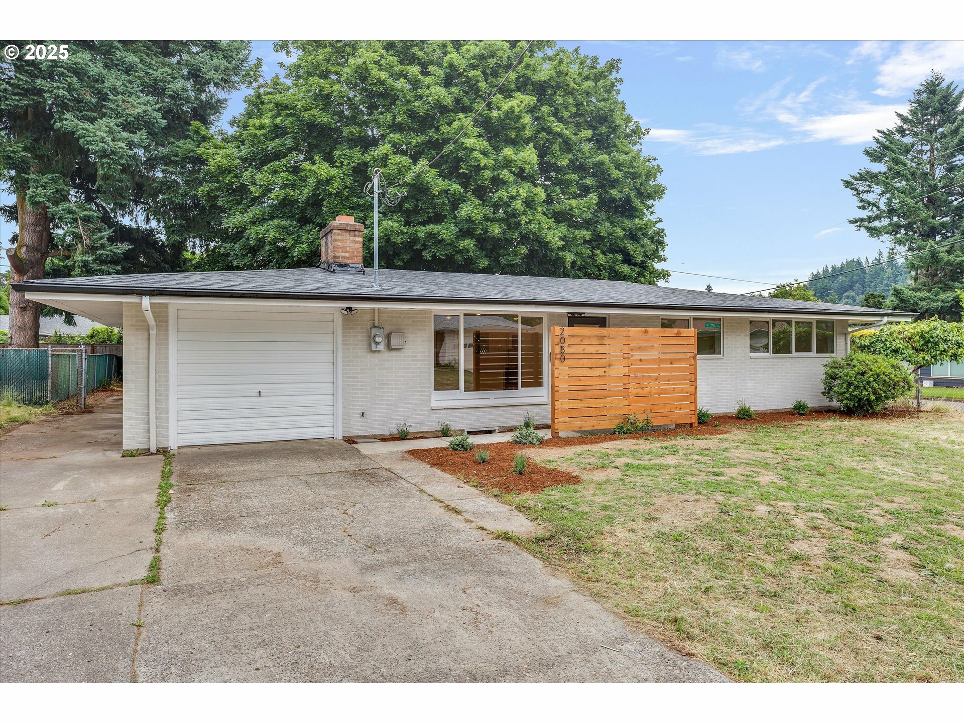 Property Photo:  2080 SE 101st Ave  OR 97216 