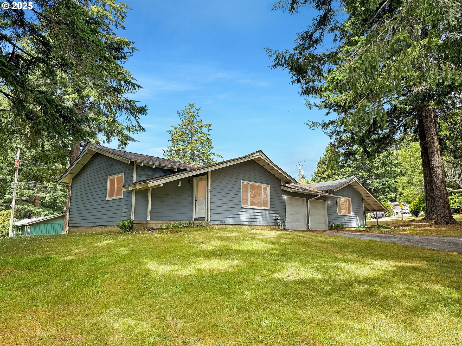 Property Photo: 17144 Parkview Dr OR 97415