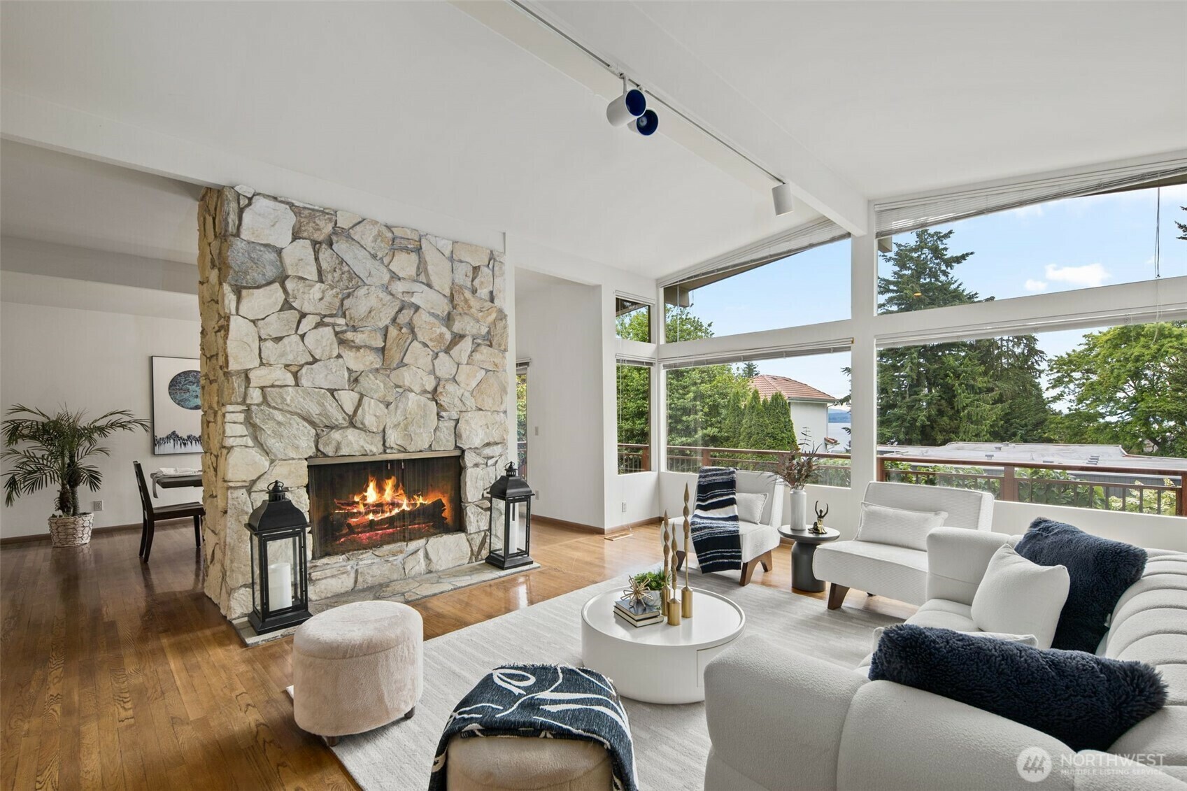 Property Photo: 3015 44th Avenue W WA 98199