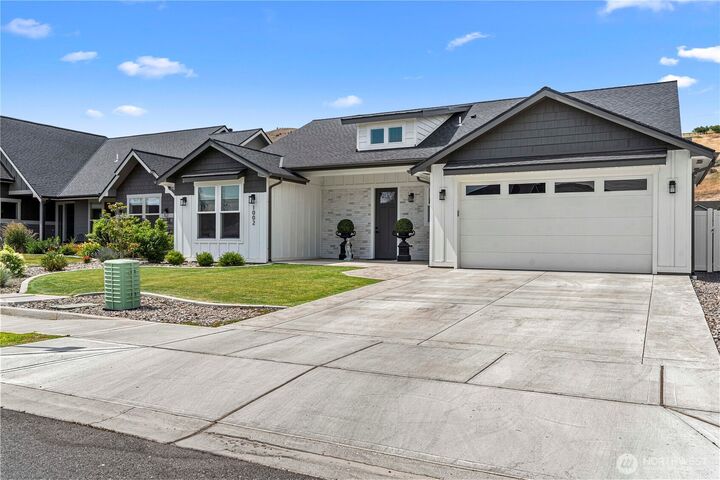 Property Photo:  1002  Racine Springs  WA 98801 