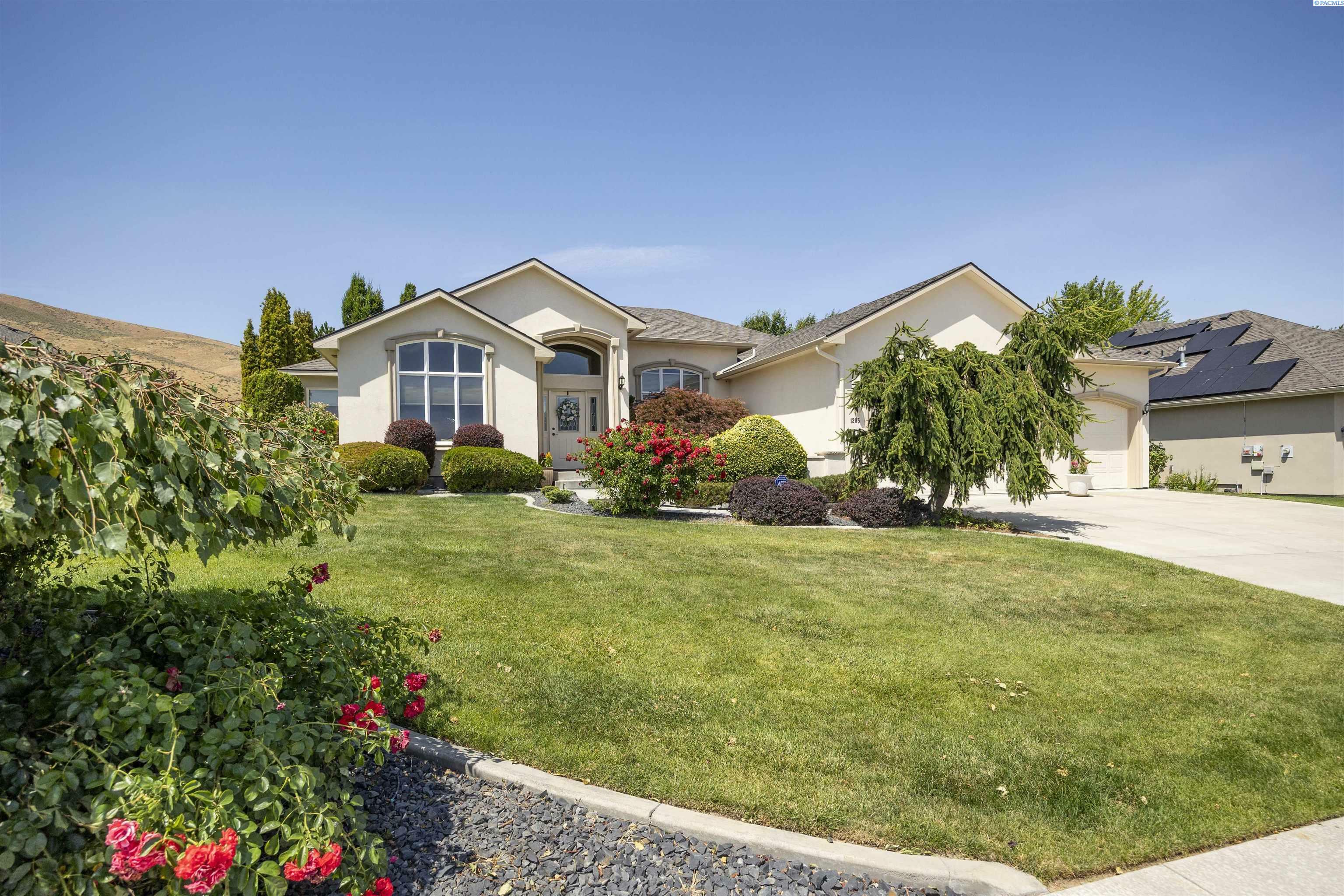 Property Photo: 1205 Plateau Drive WA 99352