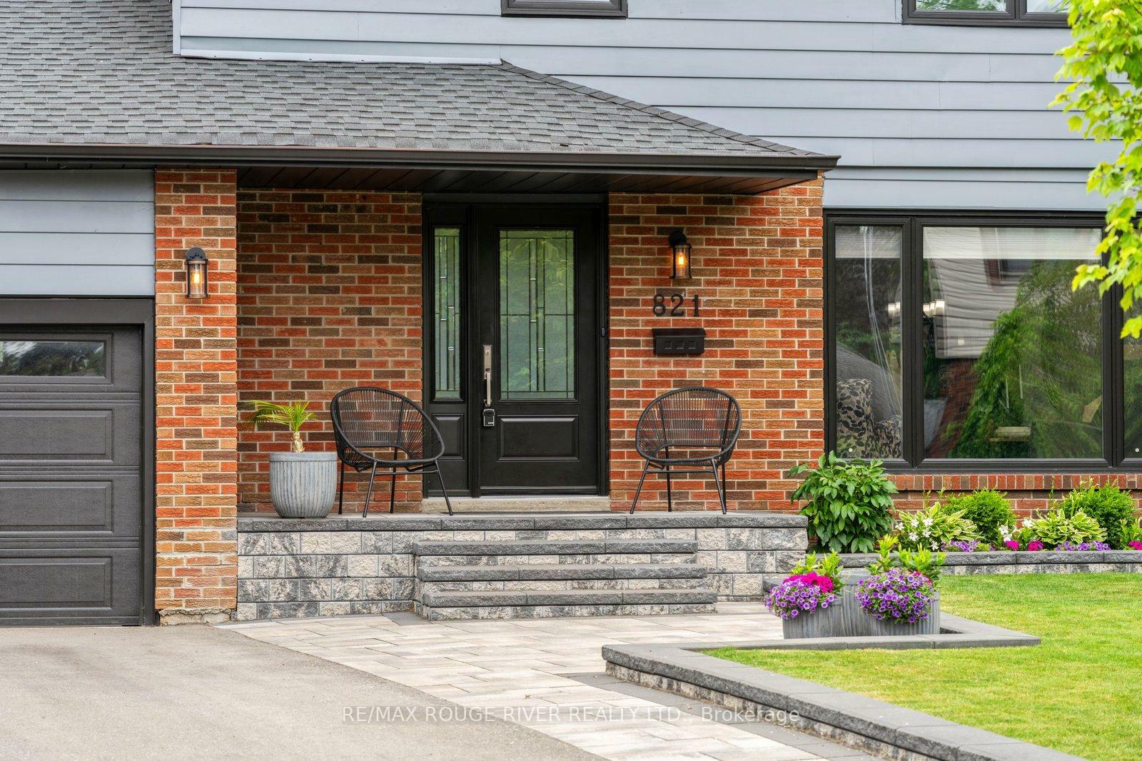 Property Photo:  821 Hanworth Court  ON L1W 2K6 