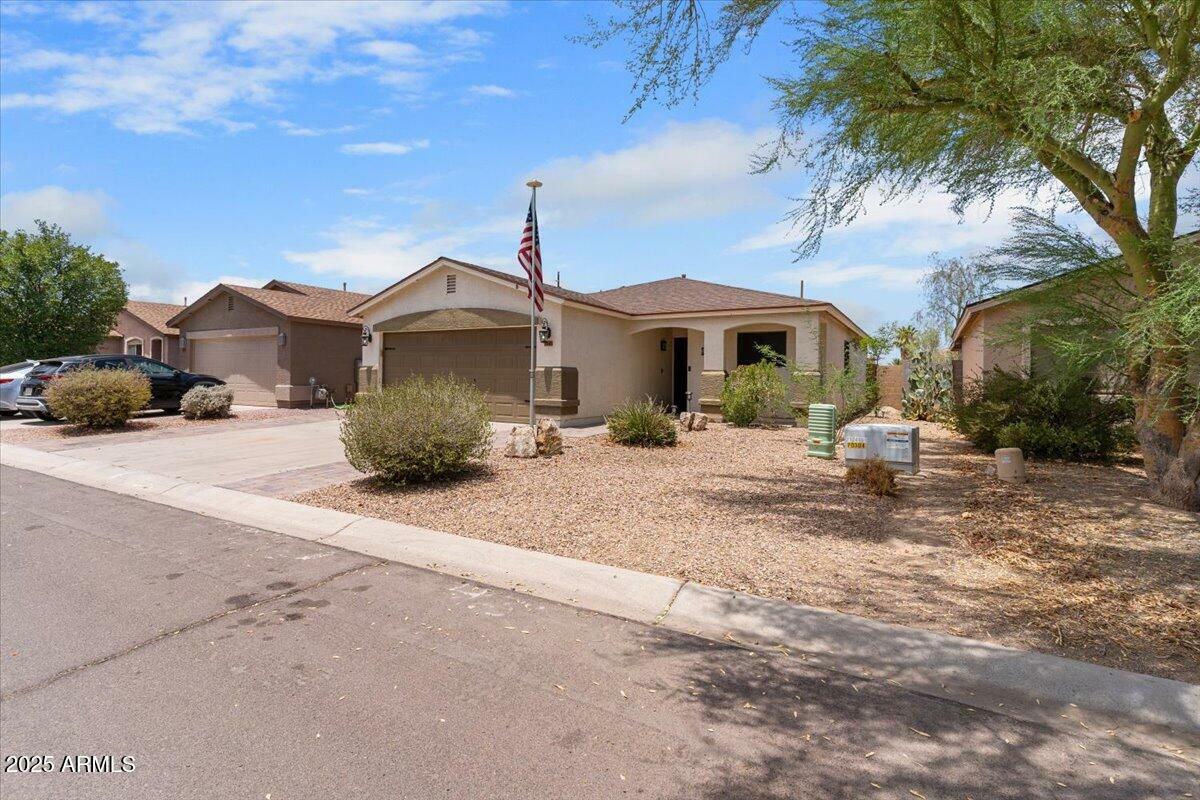 Property Photo: 1046 E Silversmith Trail AZ 85143