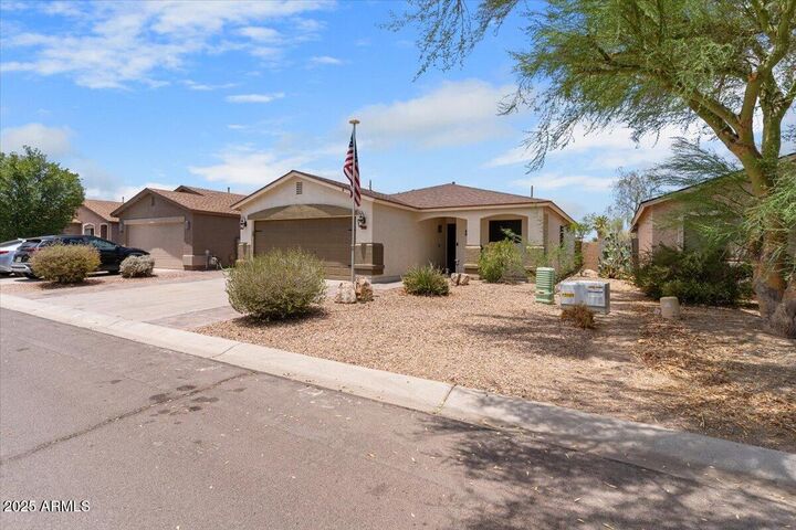 Property Photo: 1046 E Silversmith Trail AZ 85143