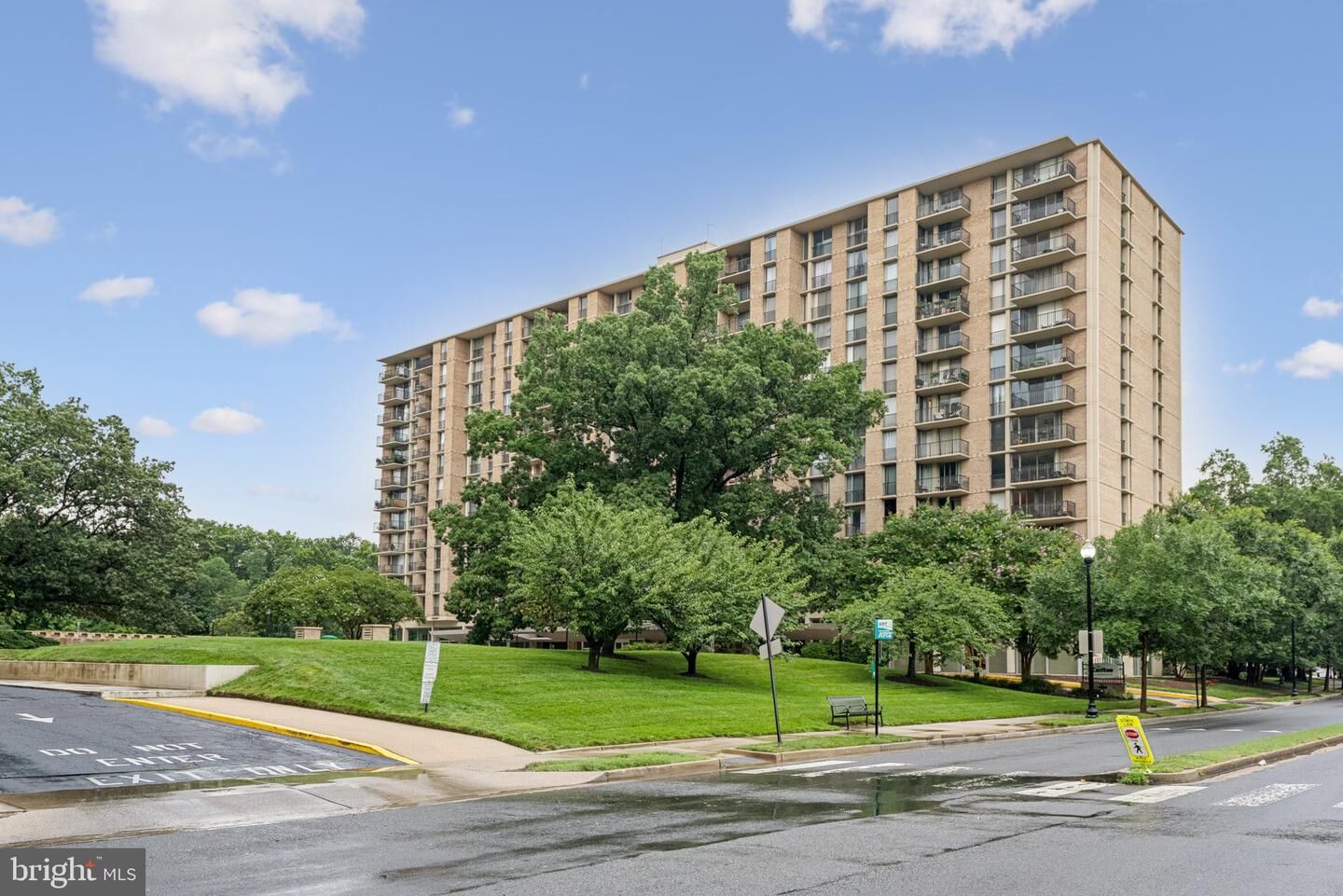 Property Photo:  4600 S Four Mile Run Drive 718  VA 22204 