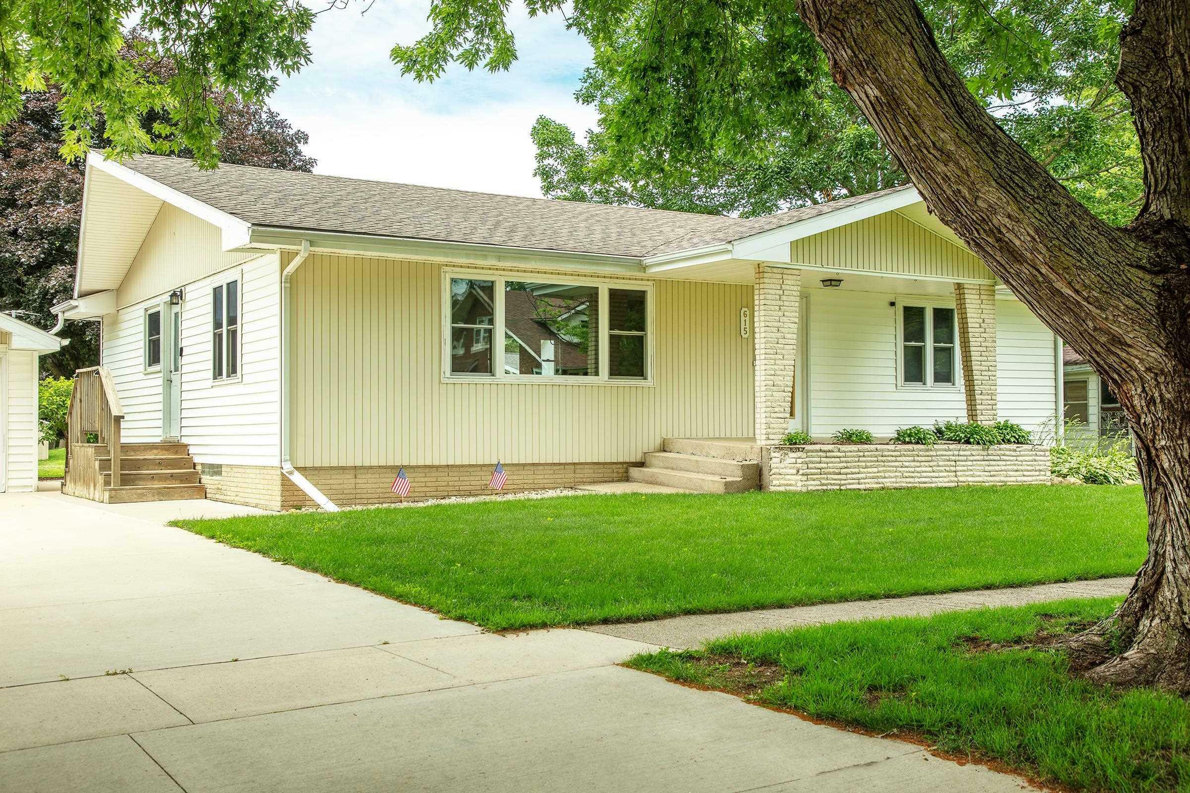 Property Photo: 615 Pine St IA 50602