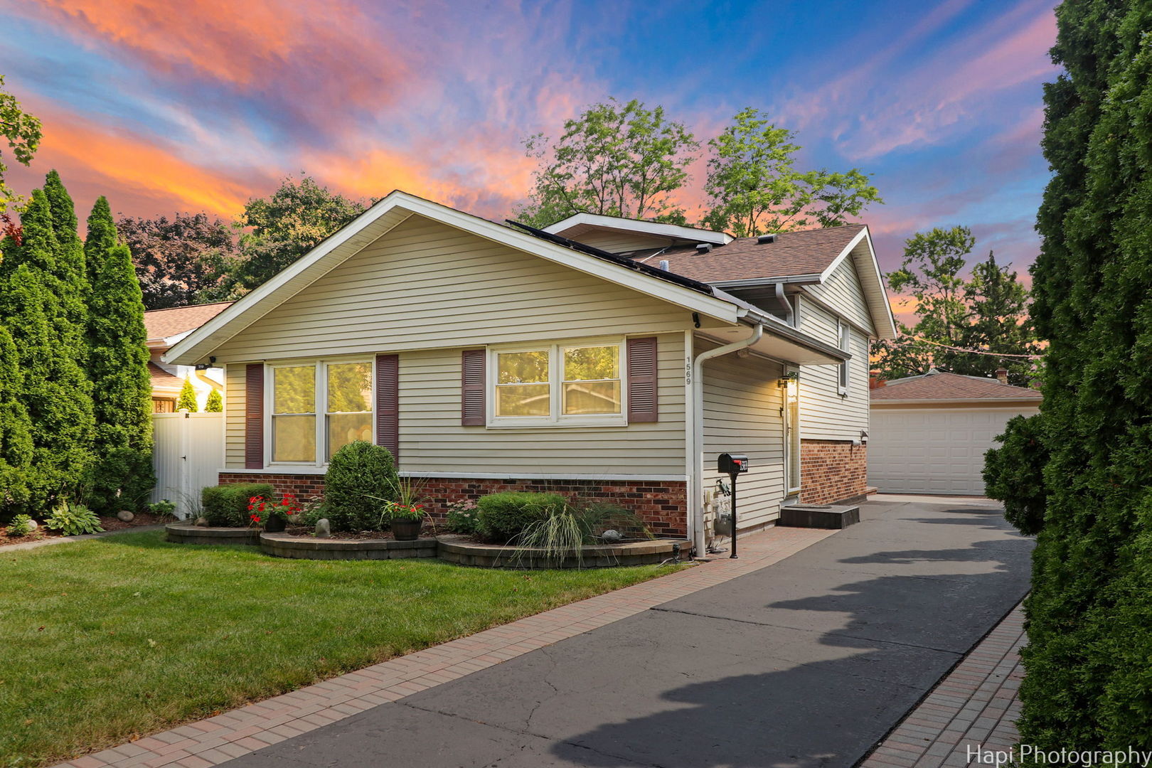 Property Photo: 1569 Sherman Place IL 60016