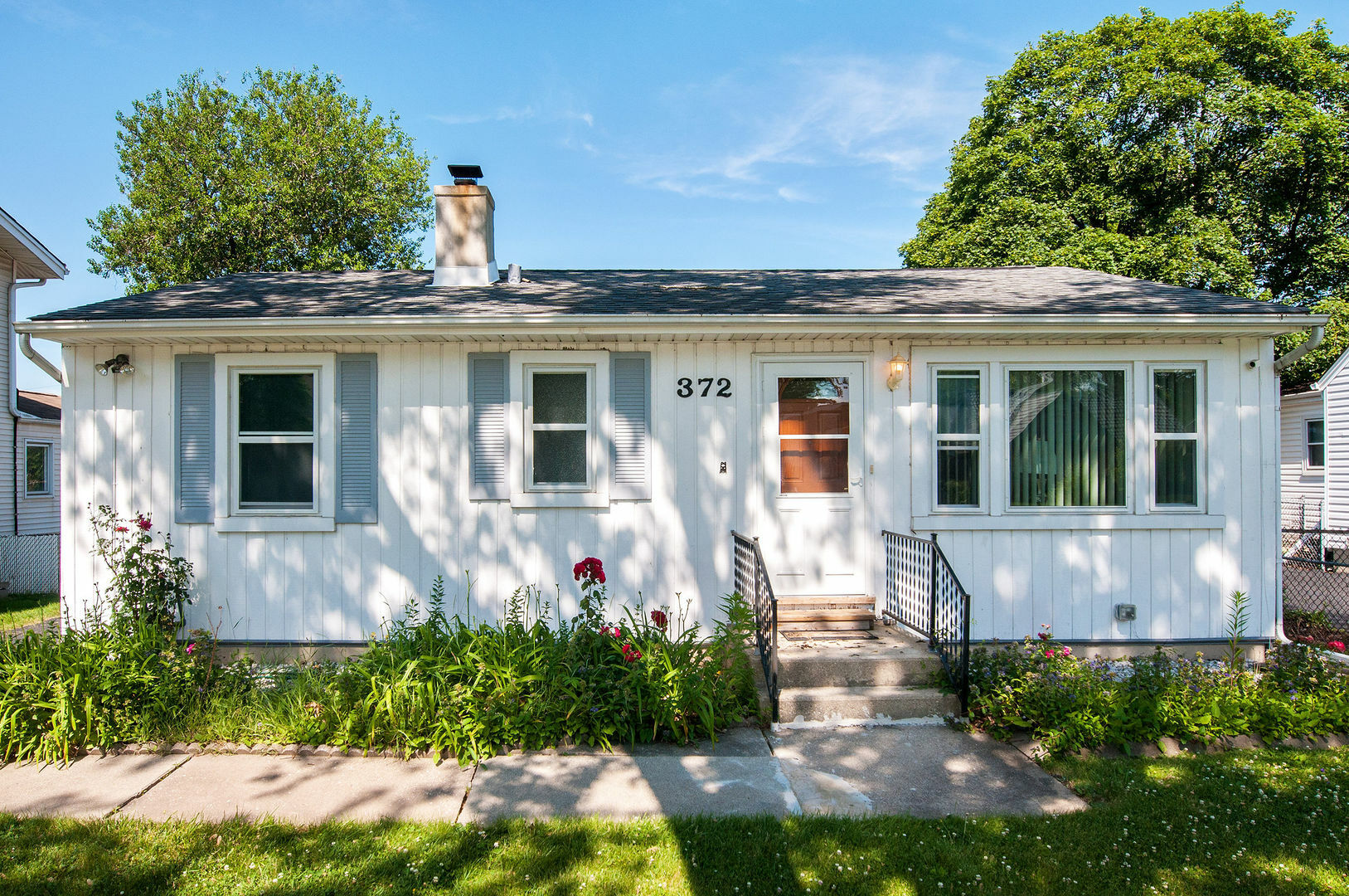 Property Photo: 372 N Walnut Avenue IL 60191