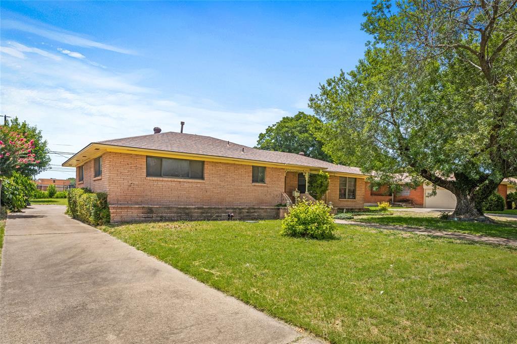 Property Photo: 5403 Fox Hill Lane TX 75232