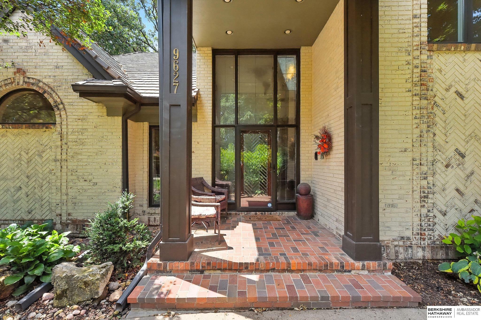 Property Photo: 9627 Oak Circle NE 68124