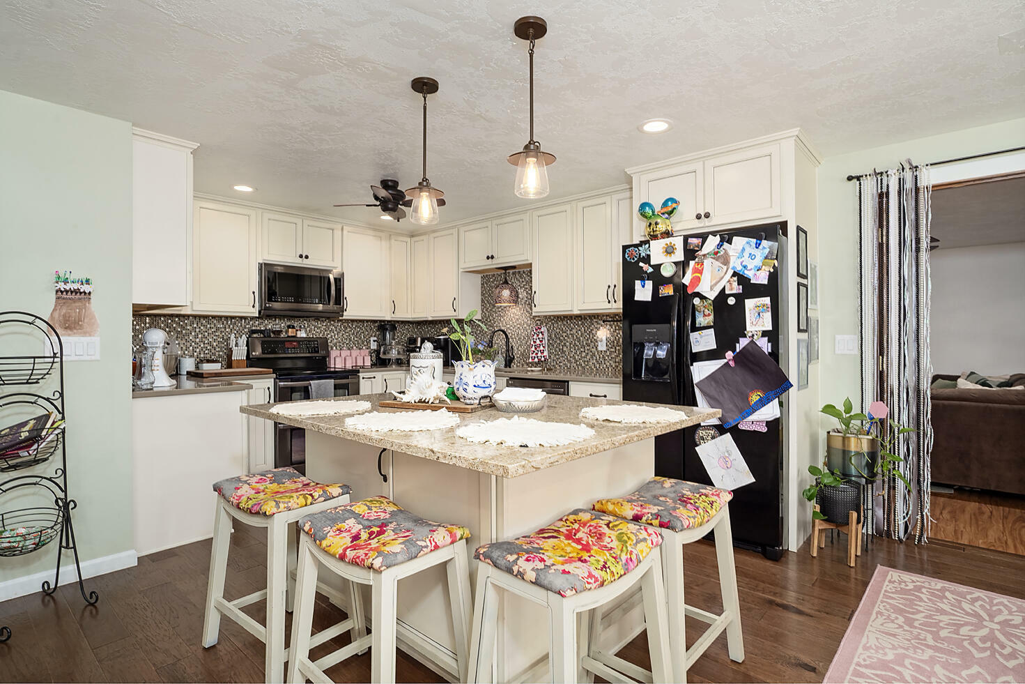 Property Photo: 514 S Royal Avenue OR 97524