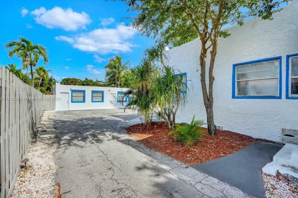 Property Photo: 505 SE 20th St FL 33316