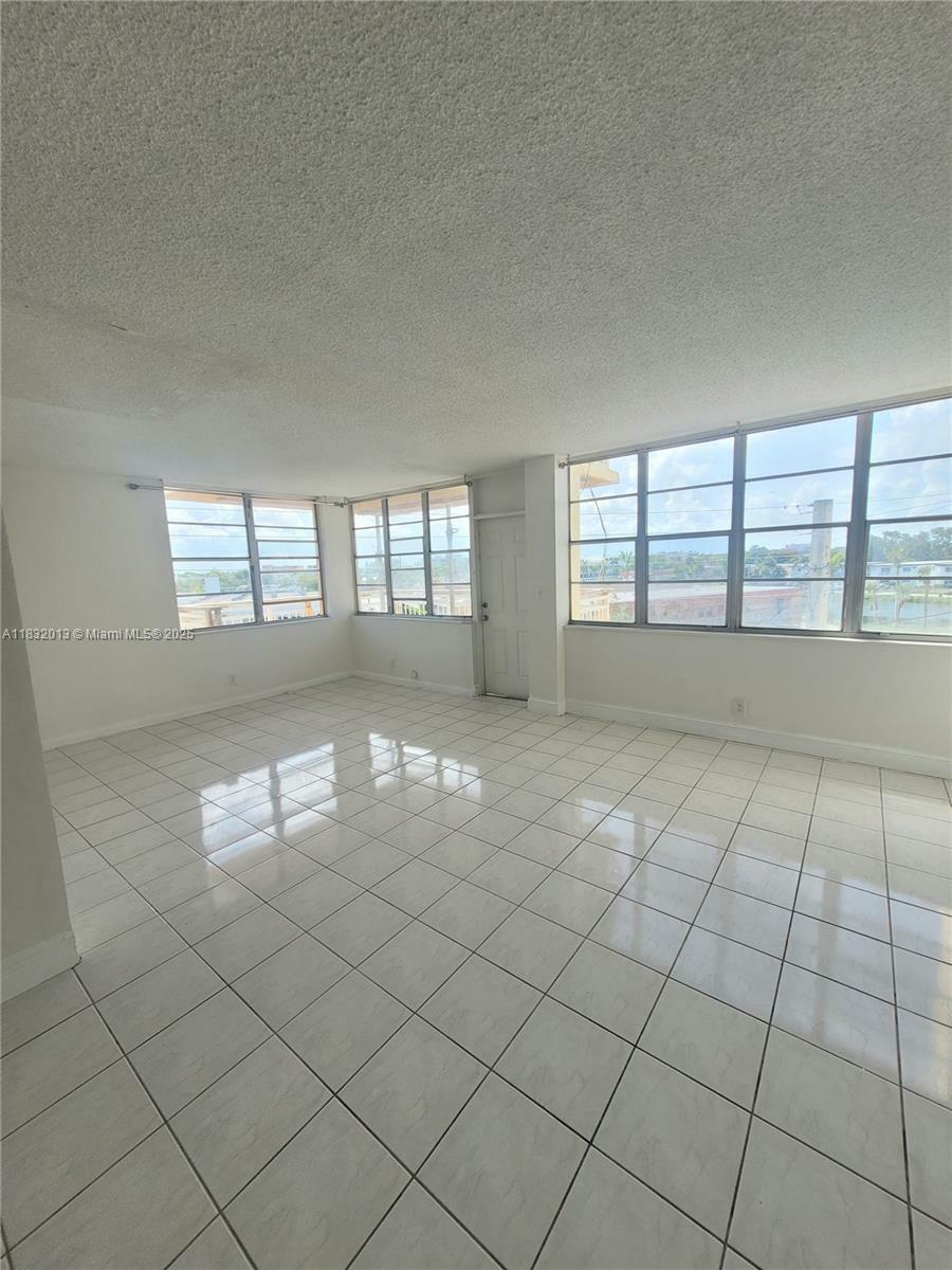 Property Photo: 2025 NE 164th St 416 FL 33162