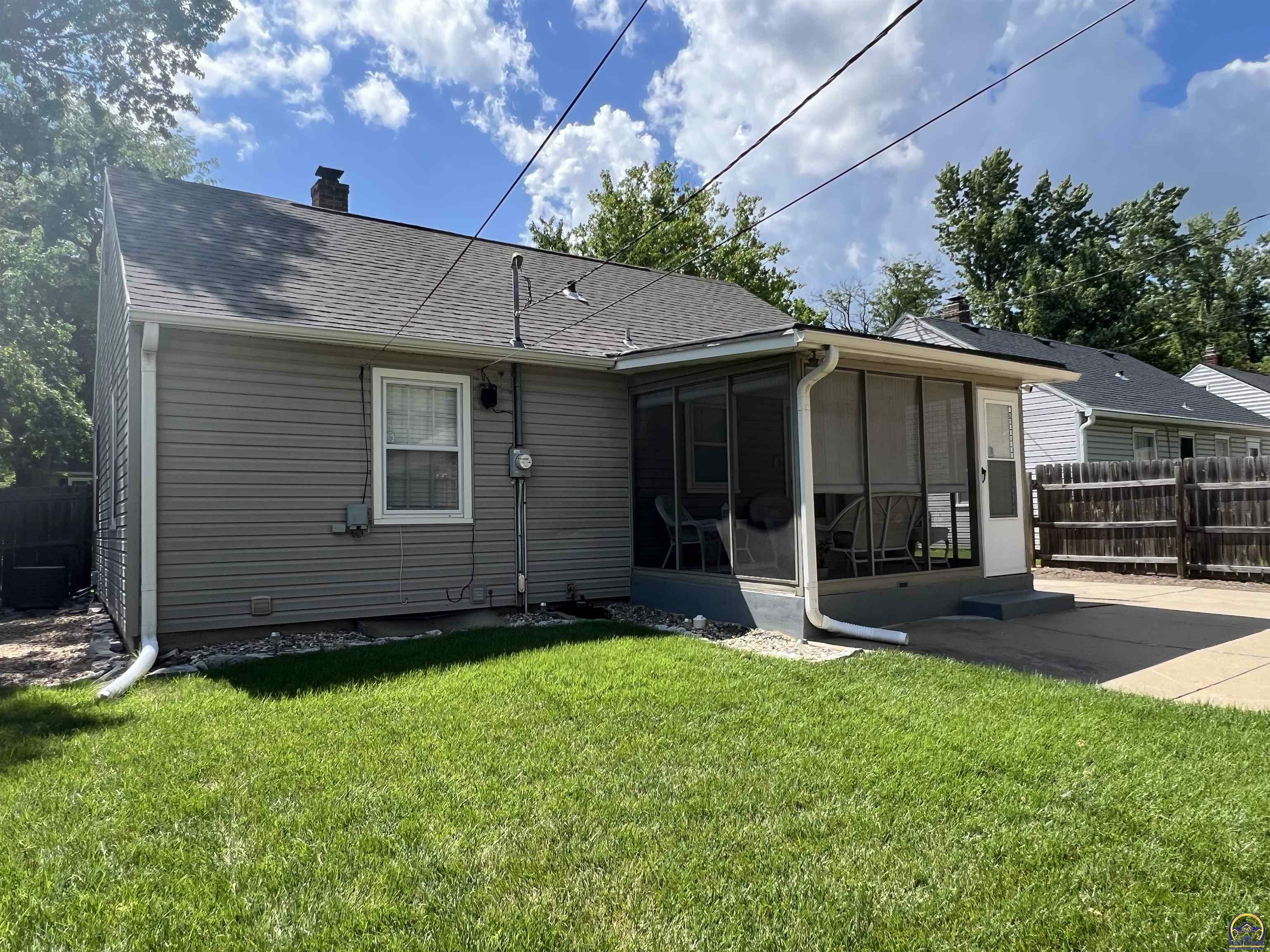 Property Photo:  1932 SW Randolph Ave  KS 66604 