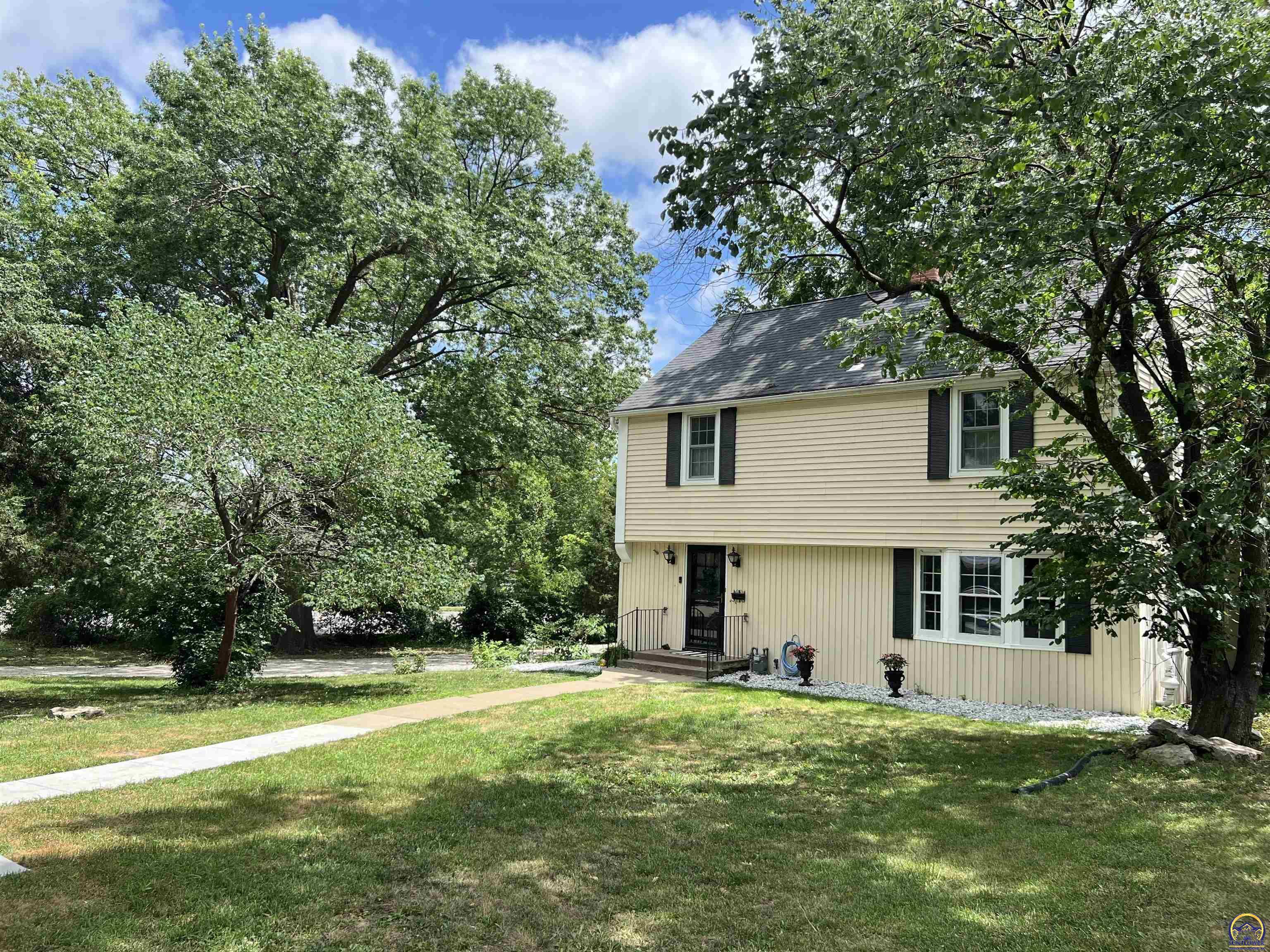 Property Photo: 2410 SW Granthurst Ave KS 66611