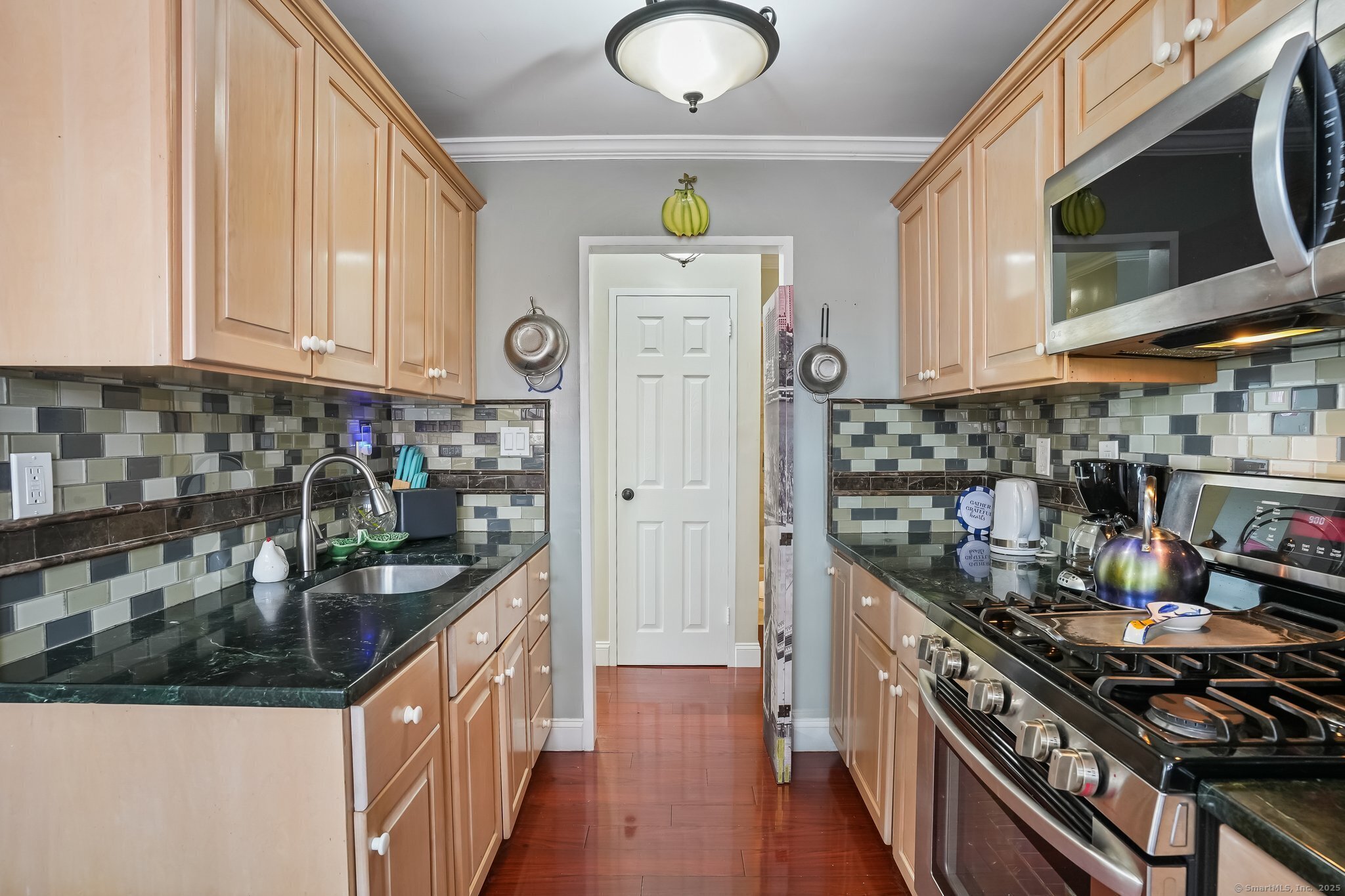 Property Photo: 2370 North Avenue 5E CT 06604