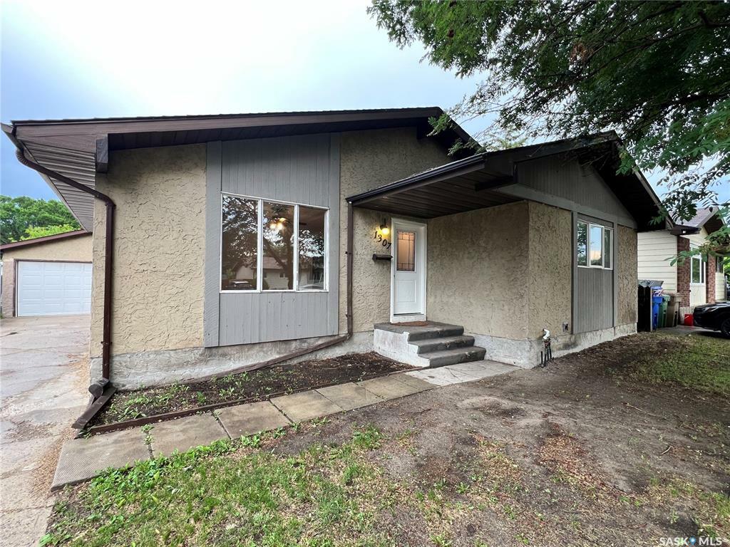 Property Photo:  1307 Fleet Street  SK S4N 5G3 