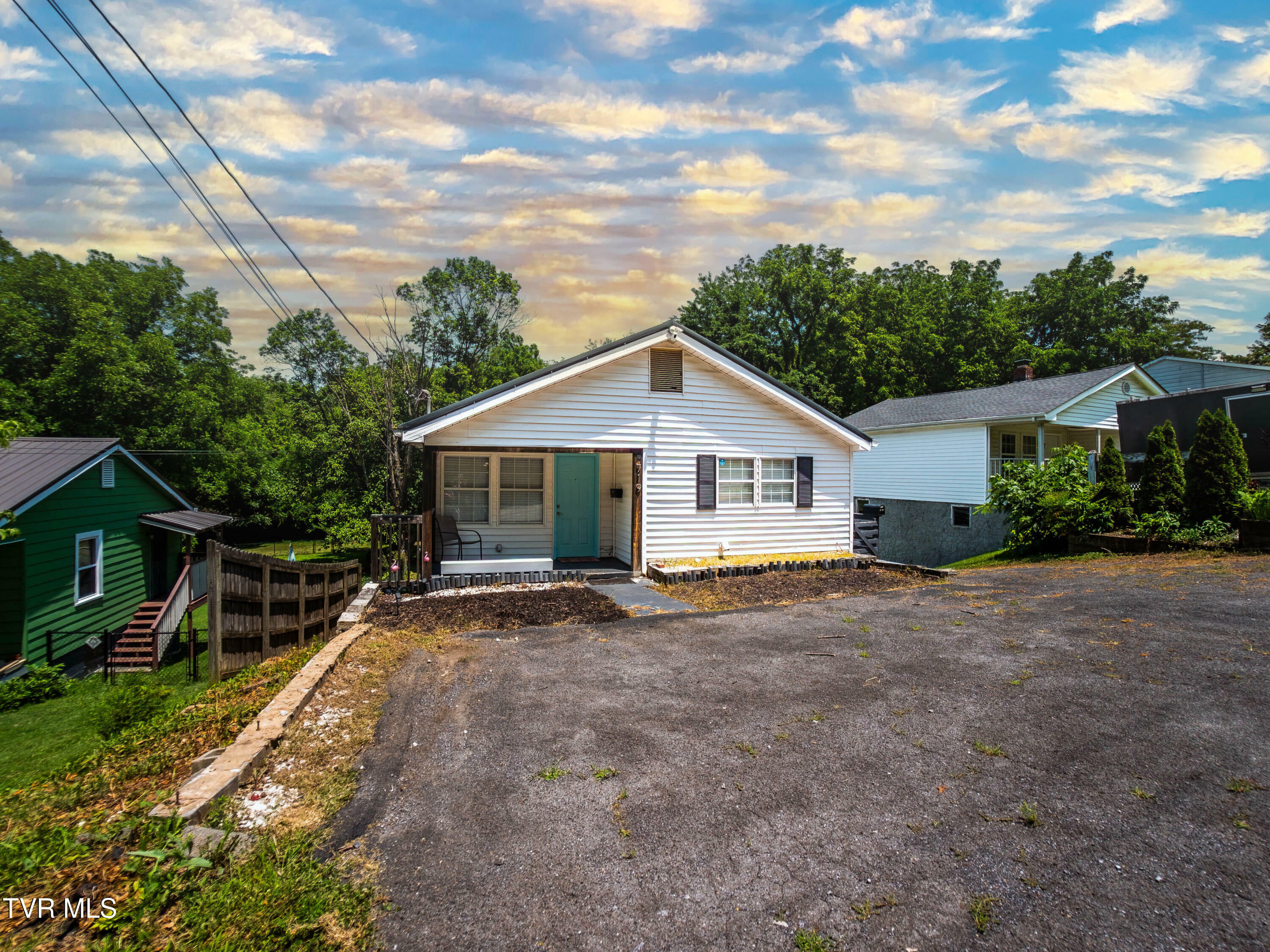 Property Photo:  719 East Maple Street  TN 37601 