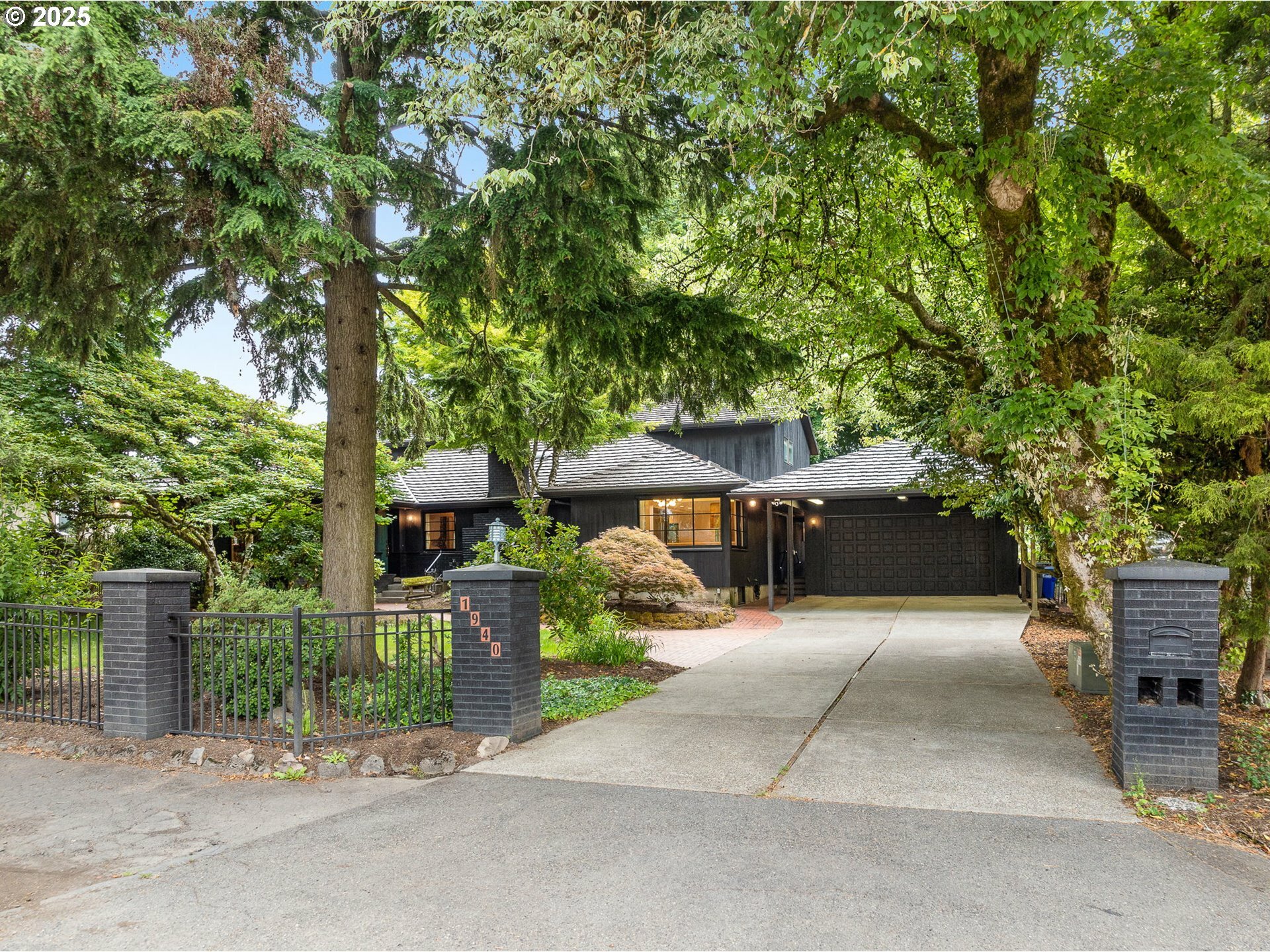 Property Photo:  1940 SW 71st Ave  OR 97225 