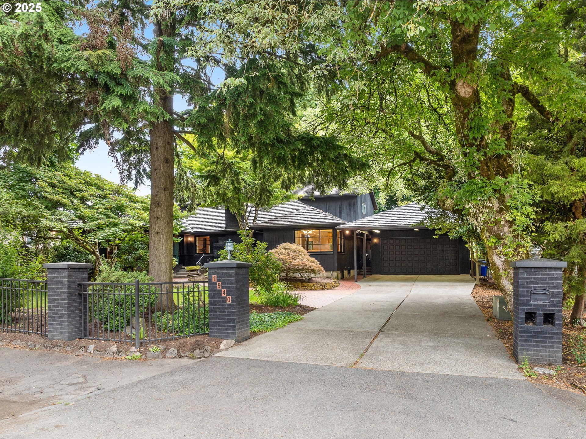 Property Photo: 1940 SW 71st Ave OR 97225