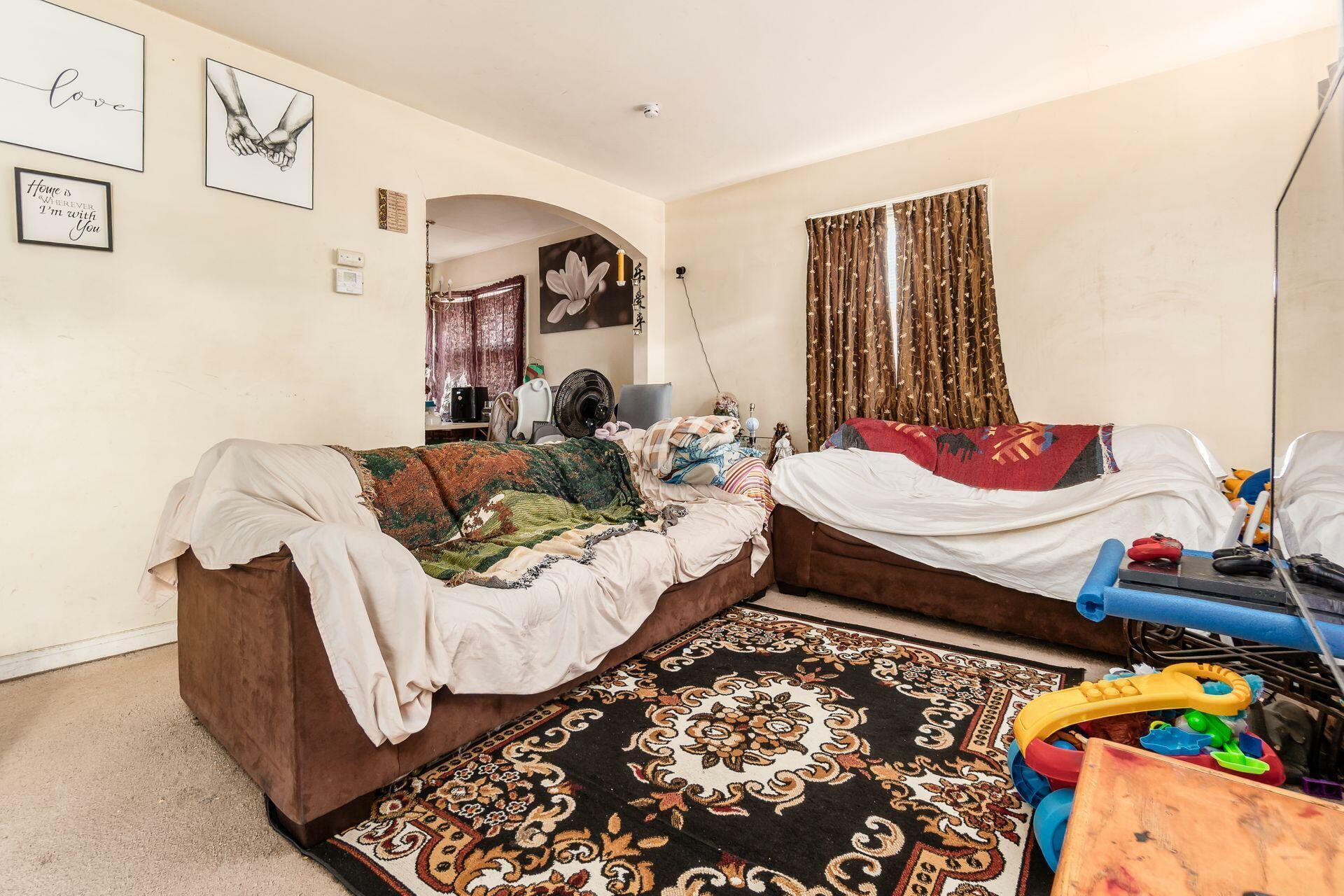 Property Photo: 1872 Greenway S Avenue OH 43219