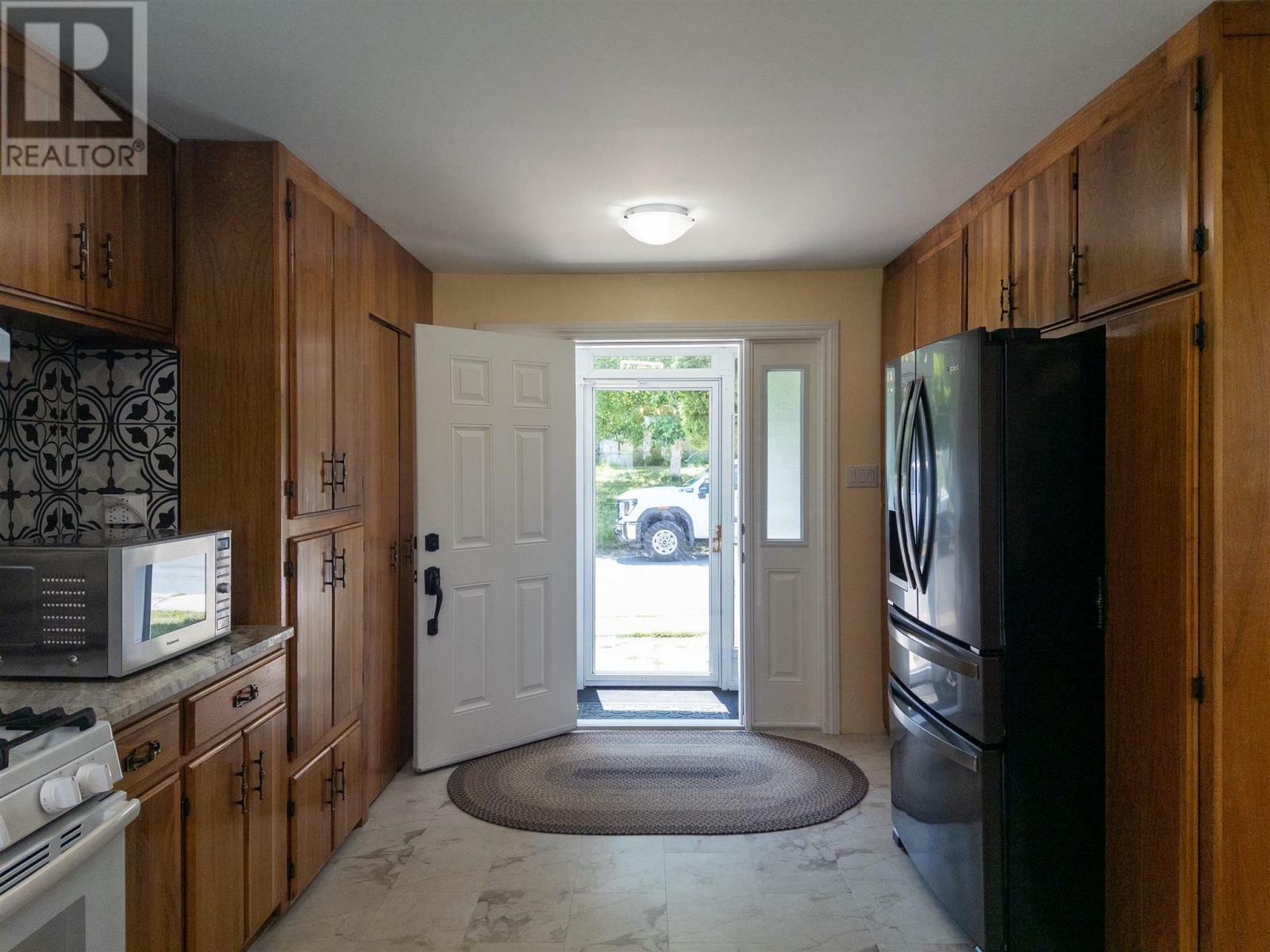 Property Photo:  824 River Drive  ON P9N 1K3 