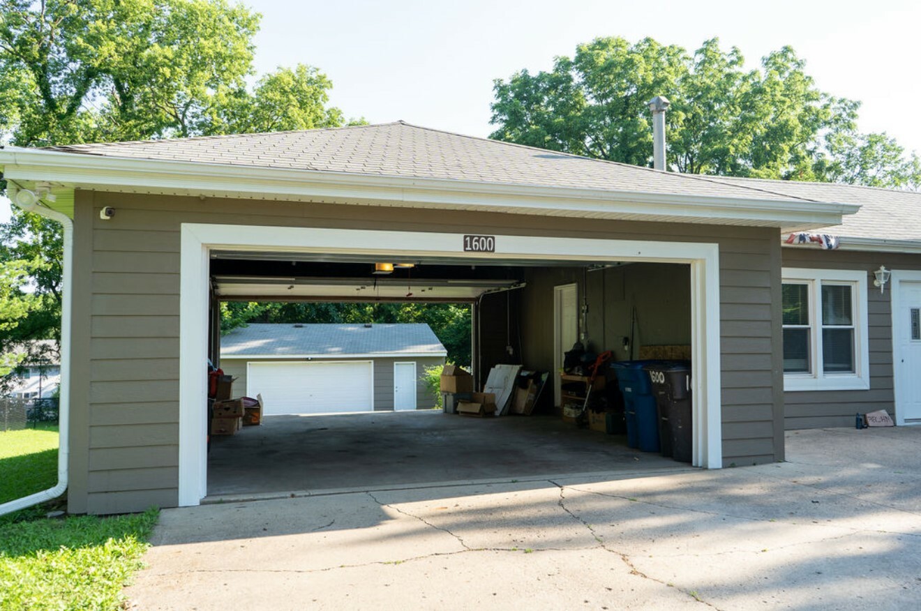Property Photo:  1600 Evergreen Avenue  IA 50320 