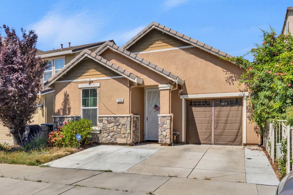 Property Photo: 7528 Georgica Way CA 95822