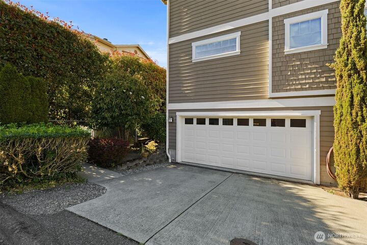 Property Photo:  616  Glen Street 101  WA 98020 
