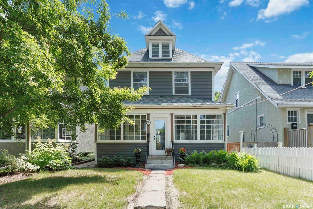 Property Photo:  216 8th Street E  SK S7H 0P3 