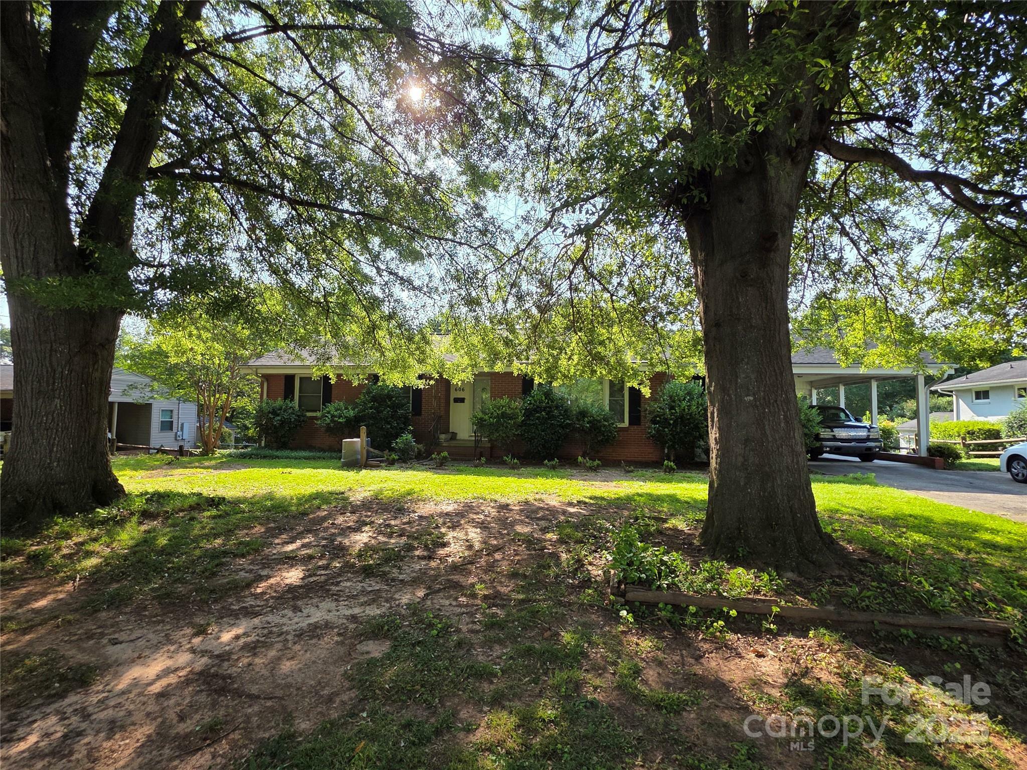Property Photo: 606 Dartmouth Drive NC 28054