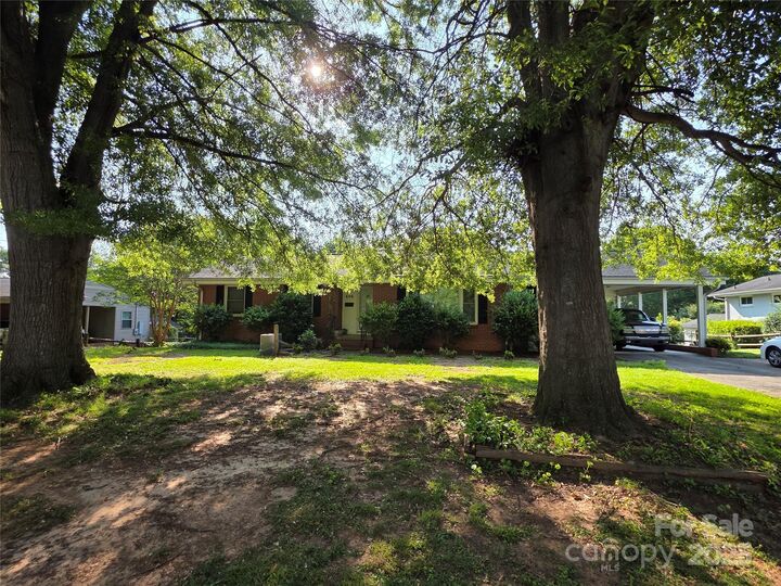 Property Photo: 606 Dartmouth Drive NC 28054