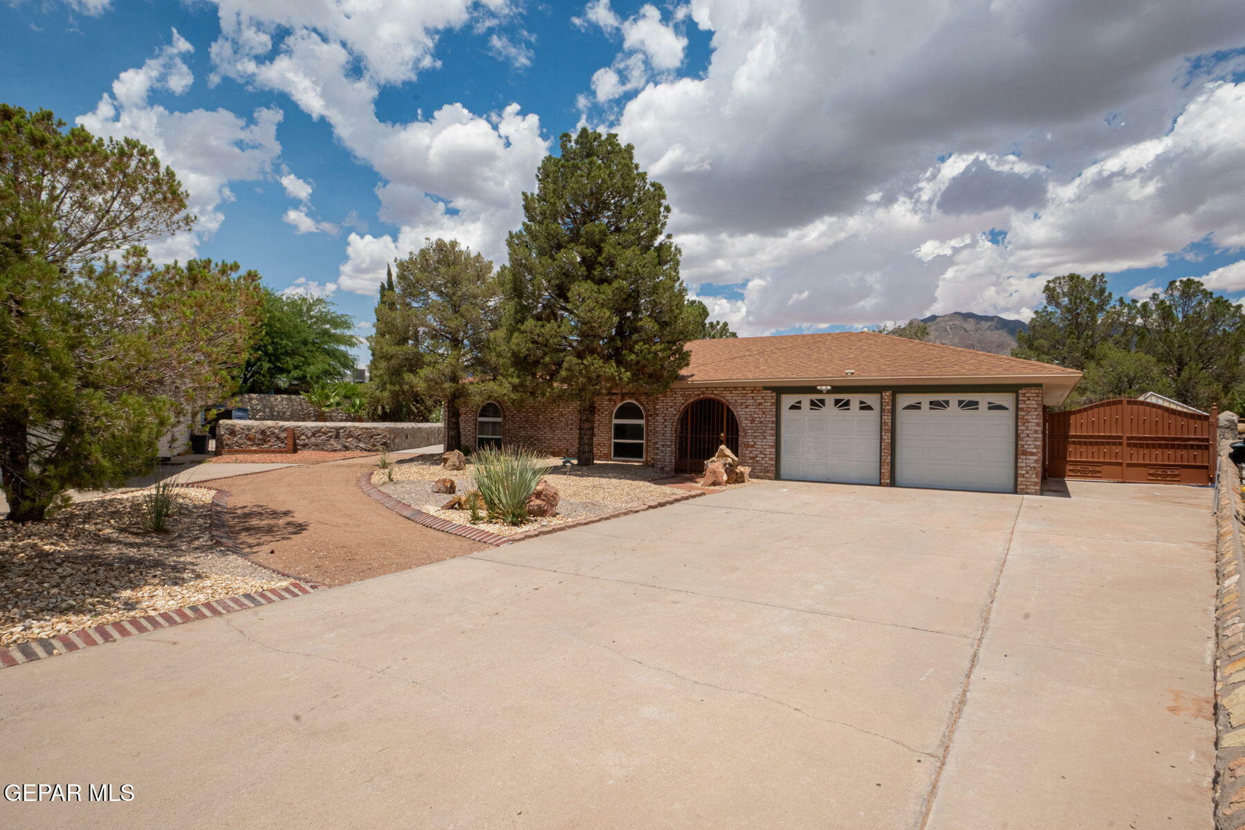 Property Photo: 408 Los Seris Place TX 79912