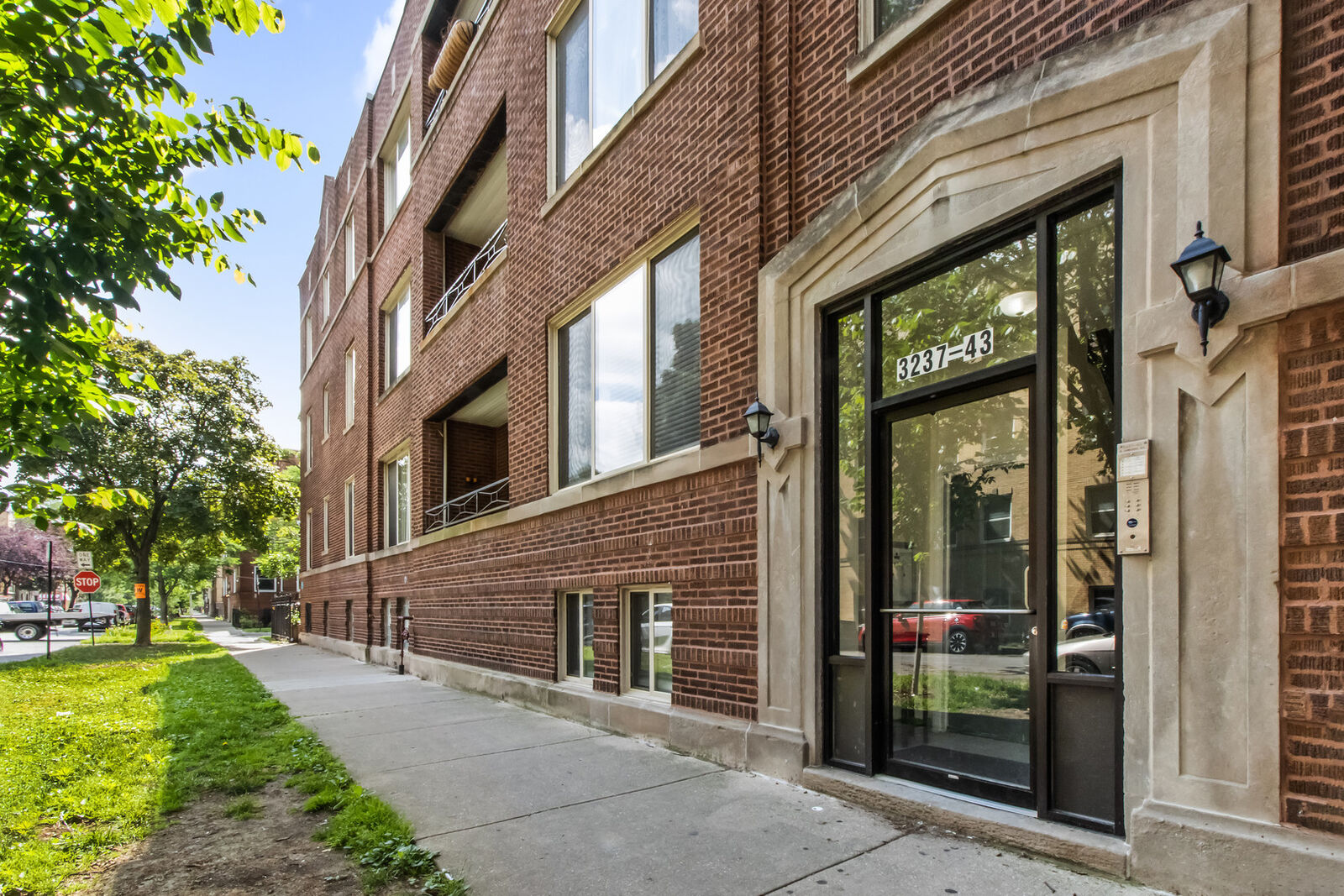 Property Photo: 3237 W Sunnyside Avenue 1E IL 60625