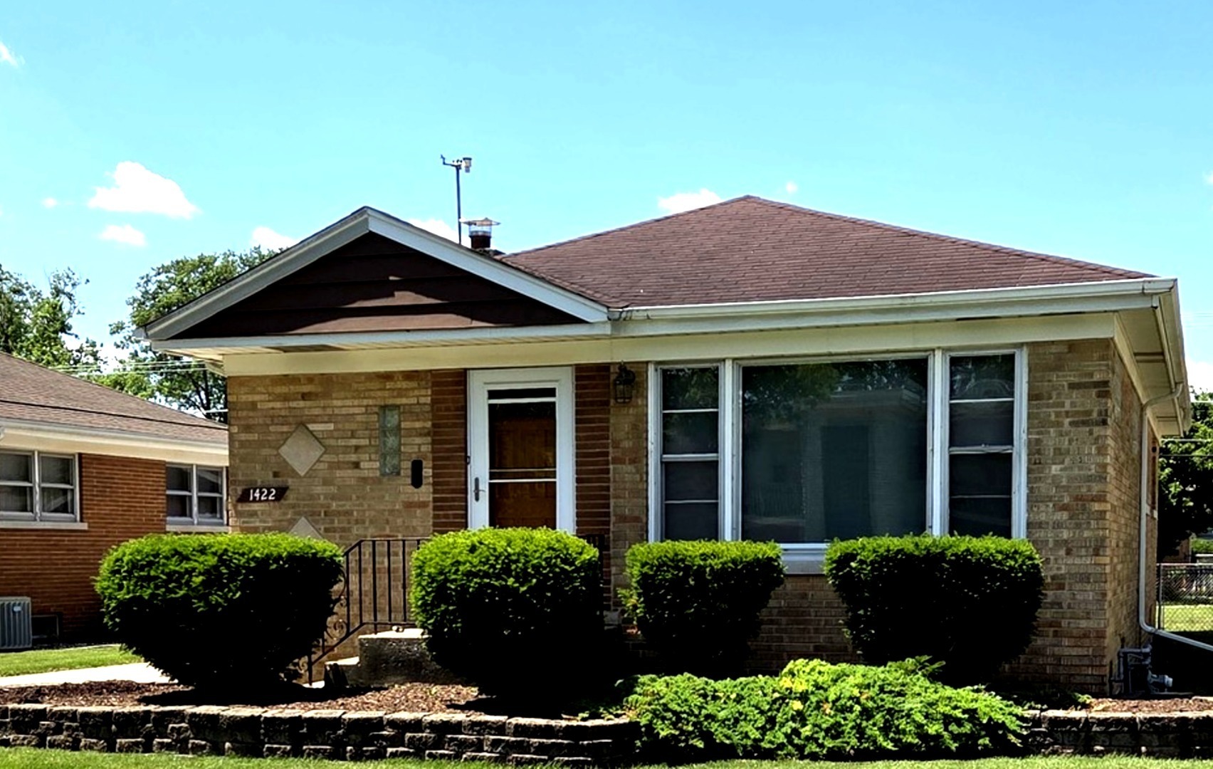 Property Photo: 1422 Homestead Road IL 60526
