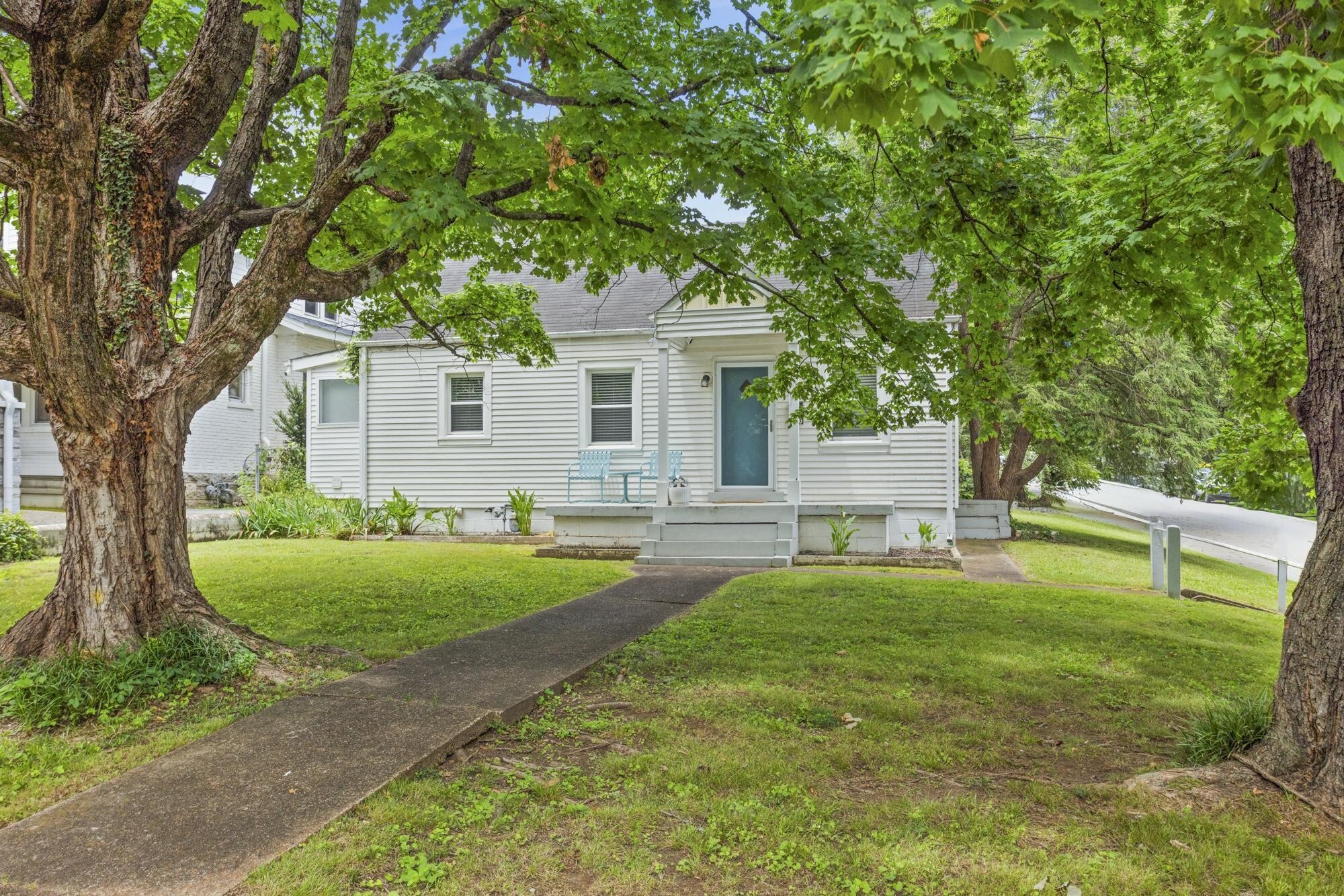 Property Photo: 810 N 16th St TN 37206