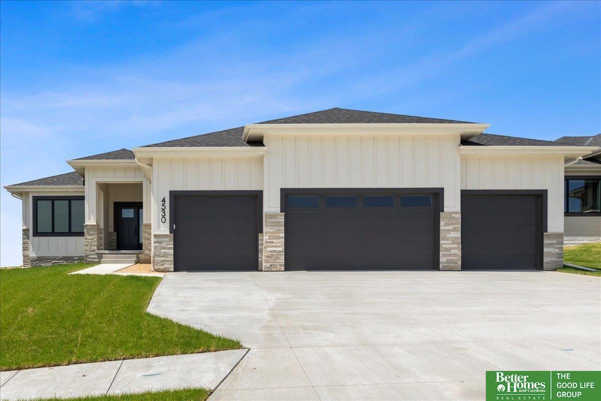 Property Photo: 5602 Kestrel Parkway NE 68022