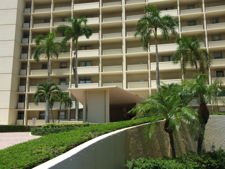 Property Photo:  130 Lakeshore Drive 522  FL 33408 