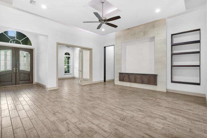 Property Photo:  300 S La Crescenta Dr  FL 32080 