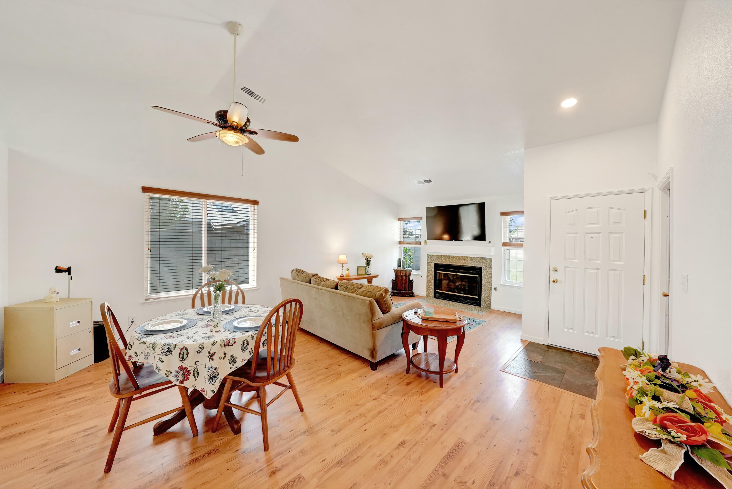 Property Photo:  1012 N Steven Avenue  CA 93223 