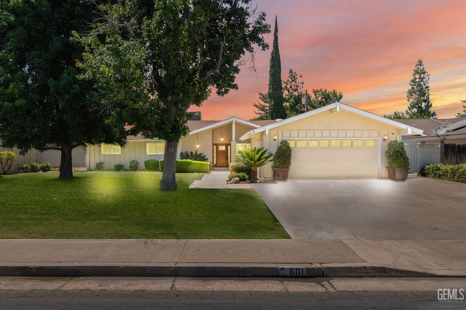 Property Photo:  601 Vista Verde Way  CA 93309 