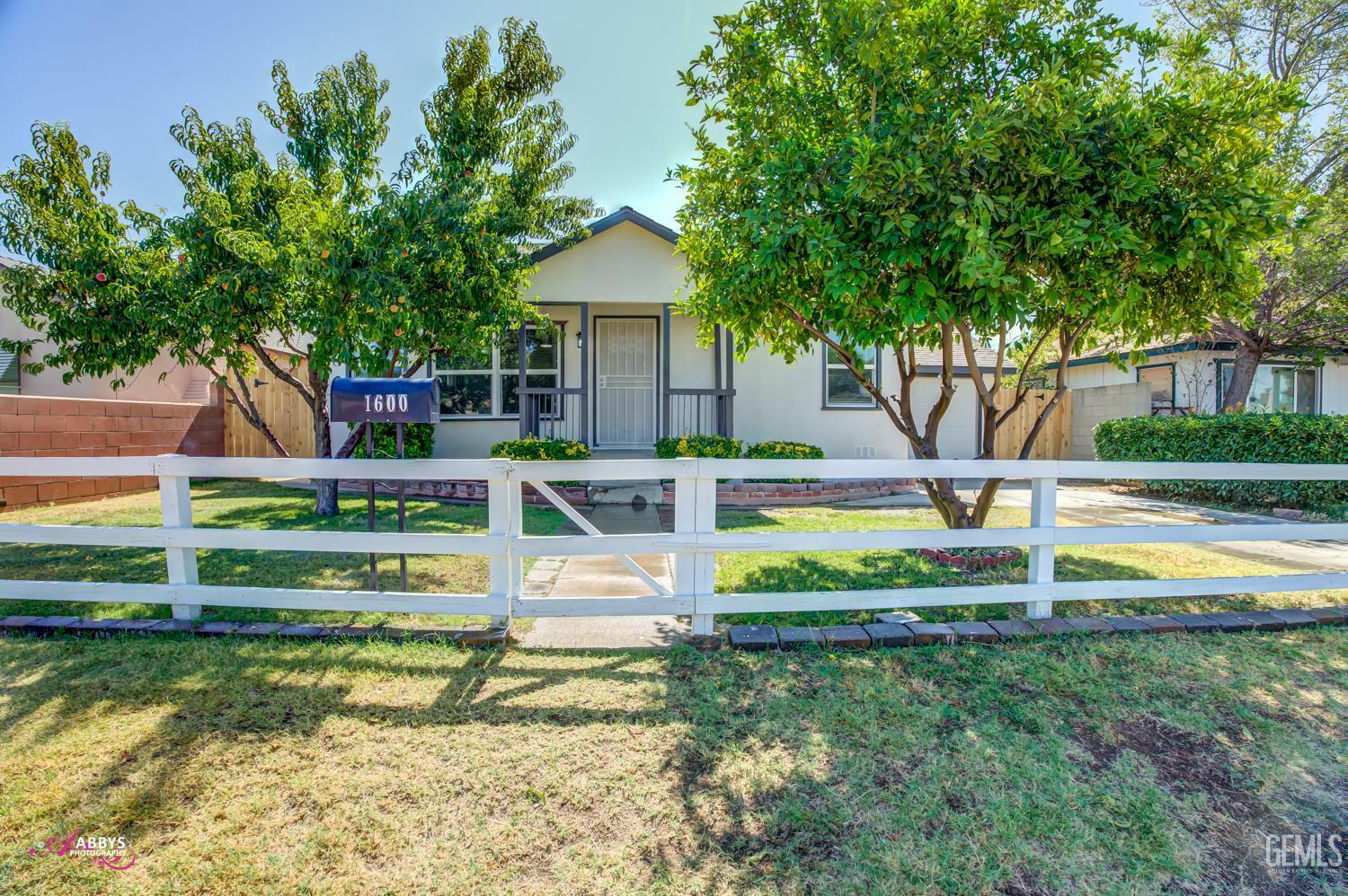 Property Photo:  1600 Haldon Street  CA 93308 