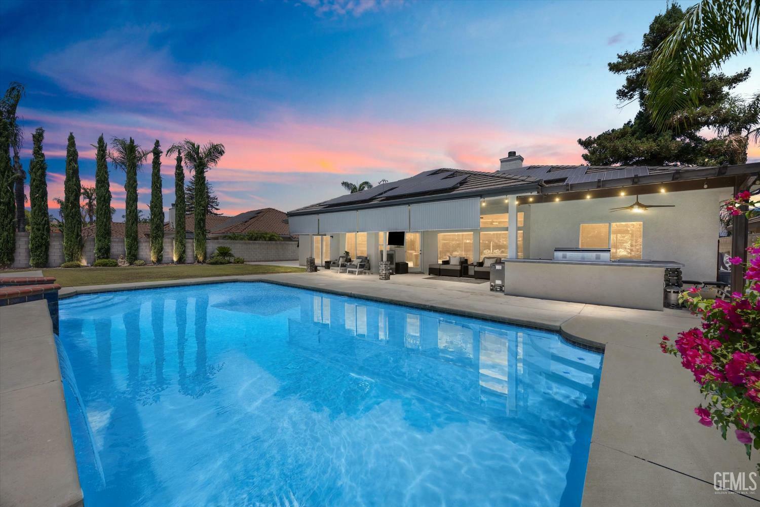 Property Photo: 6109 Valley Crest Drive CA 93308