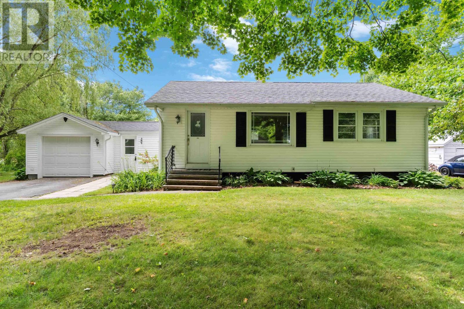 Property Photo: 1113 Maple Avenue NS B0P 1C0
