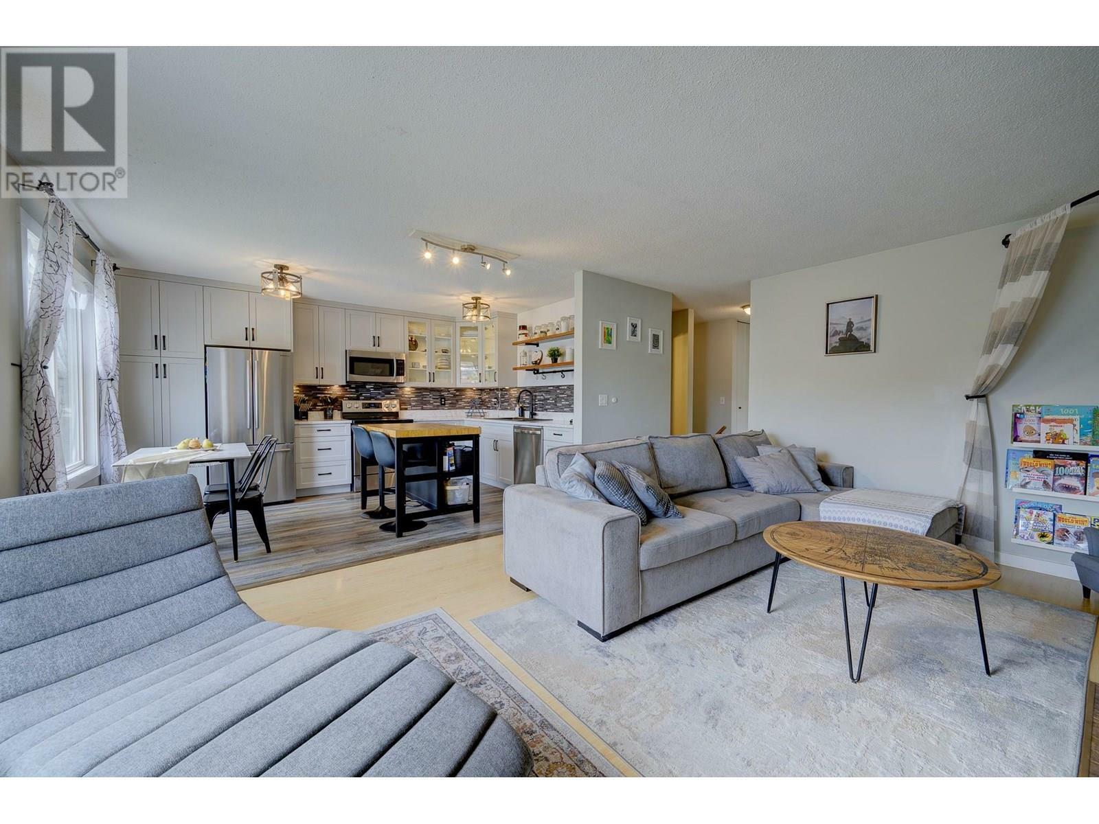 Photo de la propriété: 348 Hollyburn Drive BC V2E 1W5