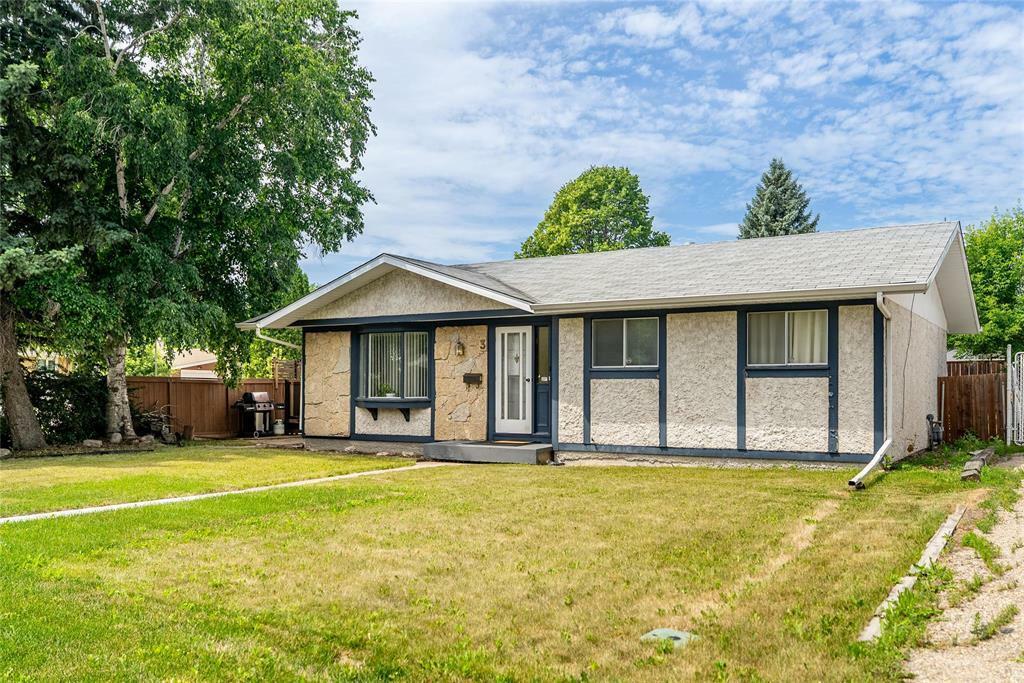 Property Photo: 3 Summerfield Way MB R2G 2B1